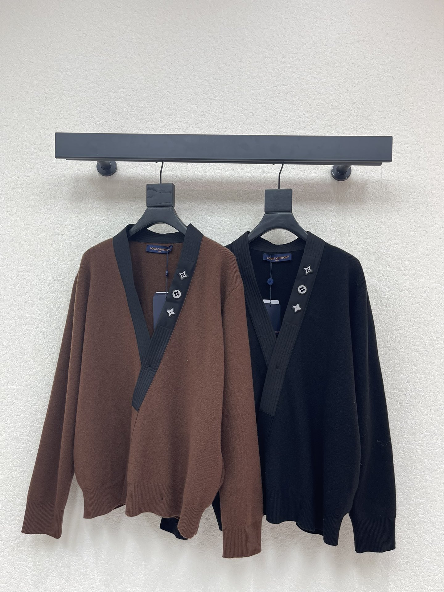 NO:607438,Louis Vuitto* V-neck diagonal placket knitted cardigan. Customized YB wool yarn weaving, high-end texture, comfortable and soft, V-neck knitted cardigan cut, all-over black and brown interlocking color, left and right overlapping diagonal placket, buttons fixed on the hem waist, with hemmed four-leaf clover logo, easily highlighting the full texture of details, exquisite and stylish, making the outfit elegant and fashionable. Loose and oversized off-shoulder version, tolerant of body shape, slim and fashionable. SML,, louis  vuitton,versace,alexander wang19860909Louis Vuitto*V领斜襟针织开衫 定制YB羊毛纱线织造,质感高级,舒适柔软,V领针织开衫剪裁,通体黑棕连环配色,左右交叠斜襟,纽扣固定在下摆腰侧,配合包边四叶草徽标,轻松突出满分细节质感,精致有格调,让穿搭优雅时髦.宽松oversized落肩版型,包容身形,显瘦时尚. SML,,louis vuitton,versace,alexander wang,Women's clothing