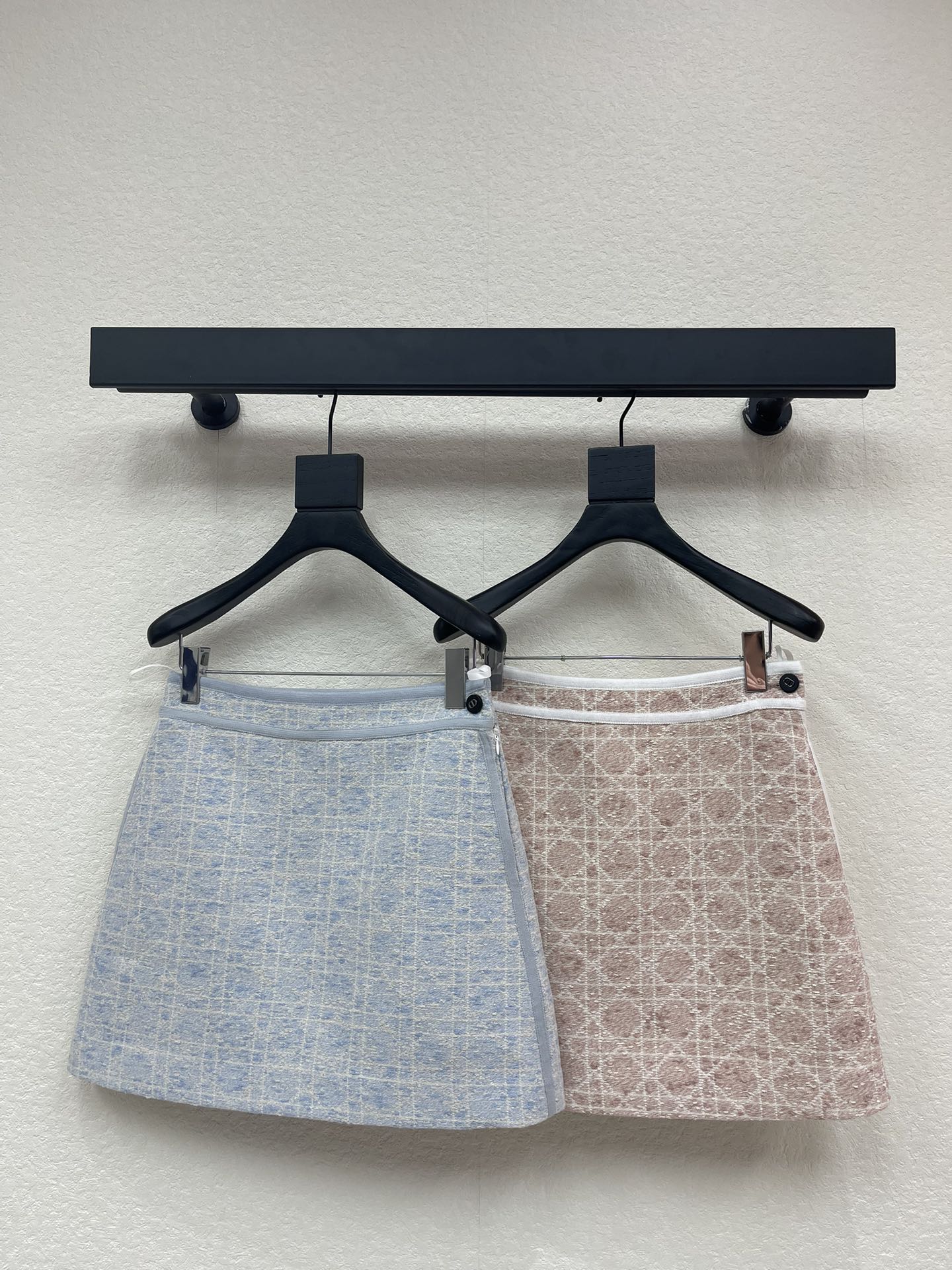 NO:609260,Highly recommended Dio* 2025 new limited edition waxy pink Princess Diana cannage pattern classic skirt. Developed and customized three-dimensional woven tweed fabric, three-dimensional and wide. Age-reducing temperament, classic A-line version, huge and versatile upper body, slim and tall. Rich baby's high-end pink tone French elegant temperament. A must-have item for Bai Fumei. 2 colors S-M-L code, dior, skirts, alexander wang19860909强烈推荐 Dio* 2025新款限定糯粉色戴妃藤格纹经典半裙 开发定制立体编织粗花呢面料立体挺阔 减龄气质经典A字版型巨百搭上身显瘦又高挑 财阀千金高级baby粉调法式优雅气质 白富美必入单品 2个色 S-M-L码,,dior,skirts,alexander wang,Women's clothing