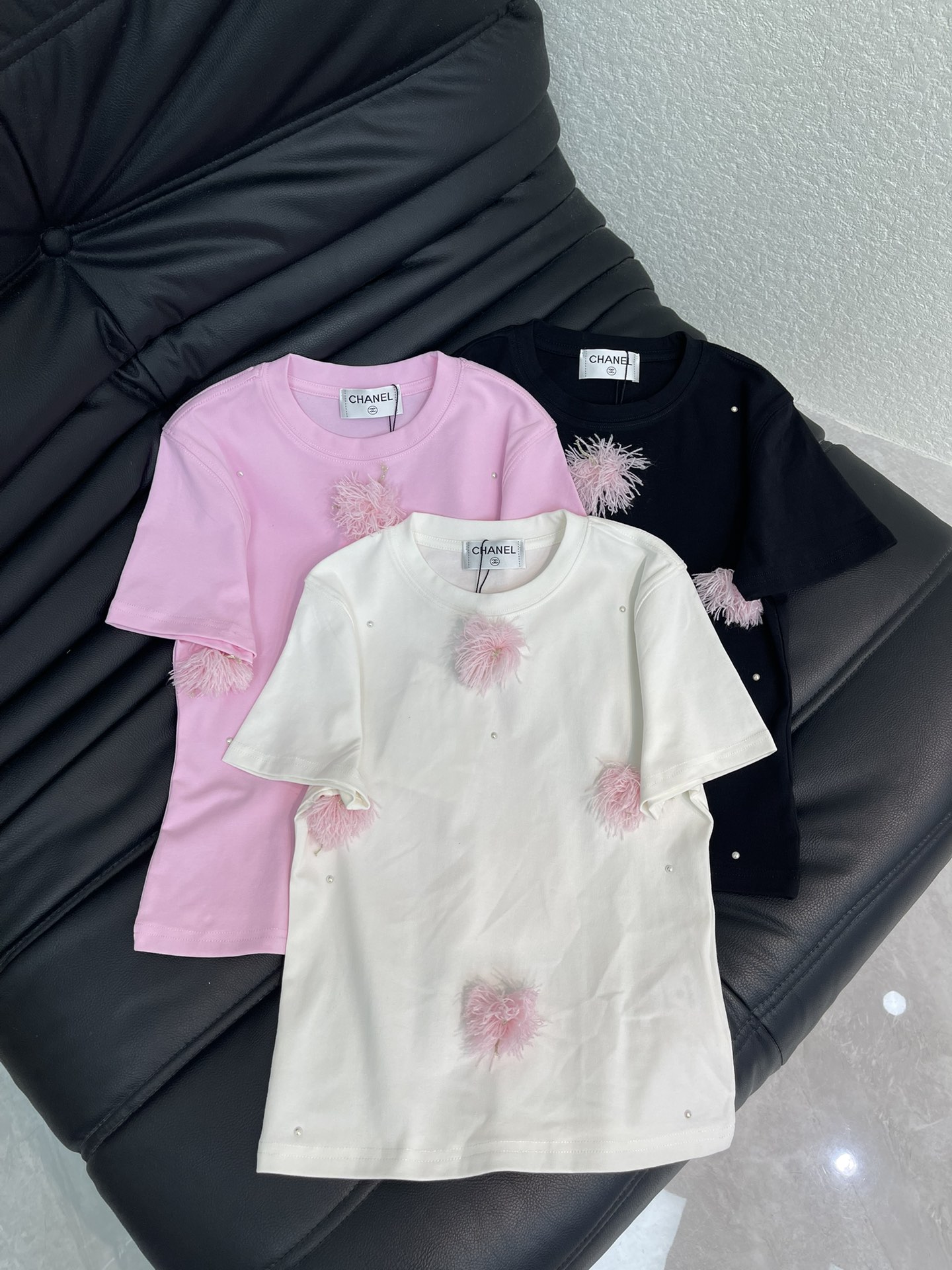 NO:607431,Chanel 2026 early spring new product heavy industry hot diamond flower short-sleeved T-shirt!  3 colors available, imported pure cotton fabric!  Place an order quickly!  A,,chanel,T-shirt,tees,t-shirt,alexander wang19860909Chanel 2026早春新品 重工烫钻花朵短袖T恤！3色可选 进口纯棉面料！ 快快报单！A,,chanel,T-shirt,tees，t-shirt,alexander wang,Women's clothing