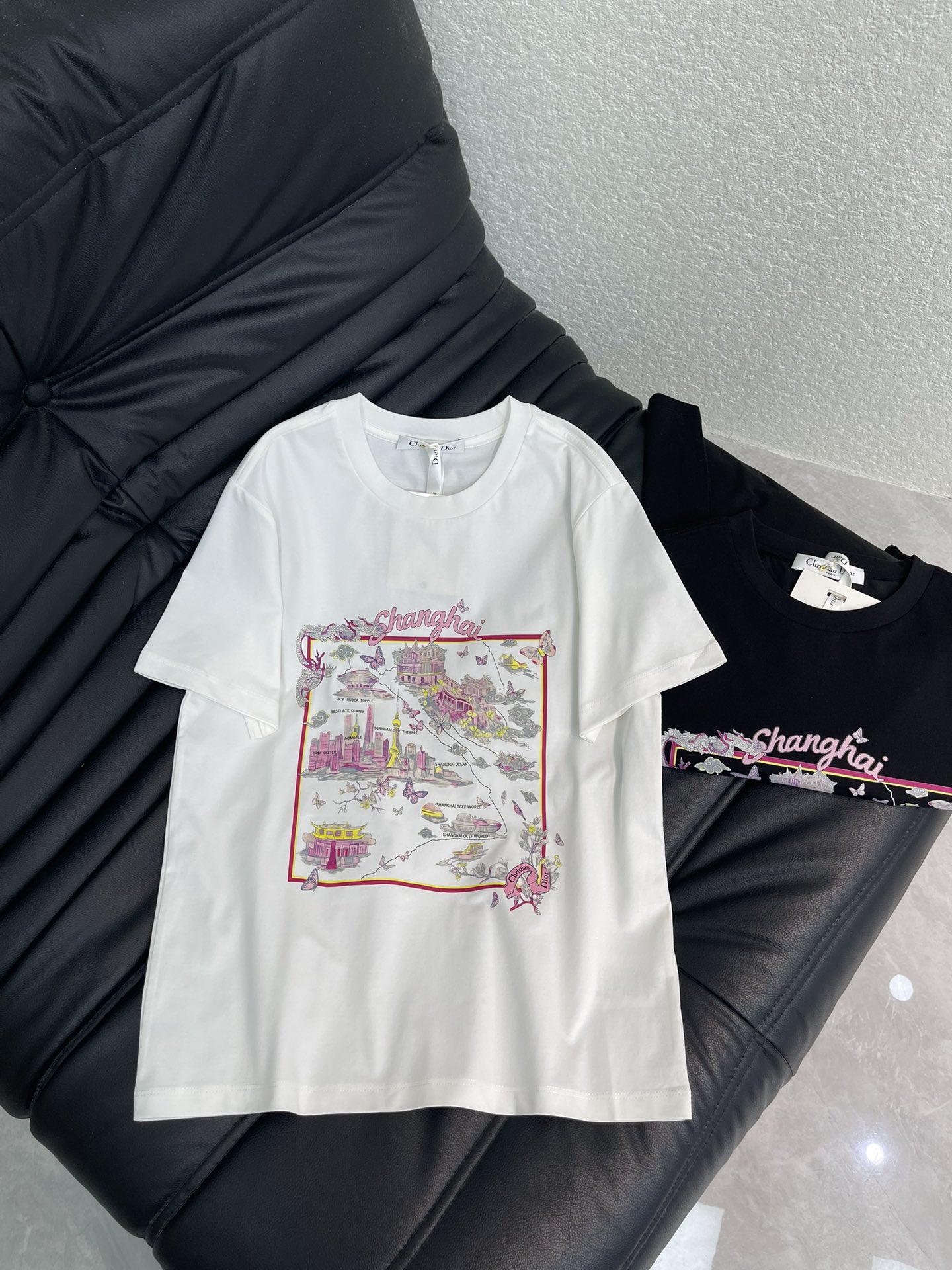 NO:606426,Dio*26 early spring new urban floral print short-sleeved T-shirt. The fabric is made of 190g Dupont Salona fabric, mercerized, soft and delicate to the touch, skin-friendly and soft, comfortable stretch recovery, good moisture absorption and perspiration, not easy to wrinkle, slim fit to show your figure, high-quality craftsmanship showing letter pattern decoration, retro and fashionable, loose fit, not picky about body shape, versatile and evergreen, quality depends on the details!  SML,,dior,T-shirt,tees,t-shirt,alexander wang19860909Dio*26早春新款城市花卉印花短袖T恤.面料采用190g杜邦索罗娜面料 丝光处理 手感柔软细腻 亲肤柔软 舒适的拉伸回复性好 良好的吸湿排汗性强 不易皱 修身版型特显身材 高品质工艺呈现出字母图案装饰 复古时髦 宽松版型 不挑身材 百搭常青款 品质看细节！SML,,dior,T-shirt,tees，t-shirt,alexander wang,Women's clothing