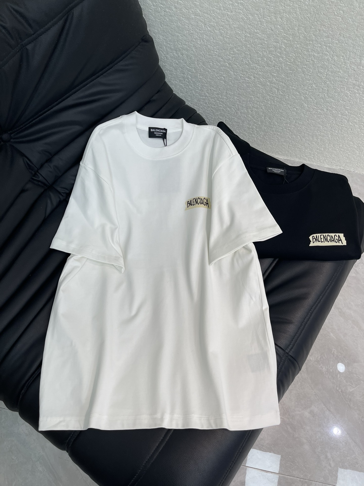 NO:606420,Balenciag*26 new early spring label-printed short-sleeved T-shirt. Made of high-weight washed fabrics, complex craftsmanship, and personalized color matching. The full shape matching and colorful contrasting T-shirt design make them the focus of the street. These T-shirts are not only fashionable. Colorful patterns are interesting and attractive, the upper body is slim, and the same style for men and women. Colors: white, black, sizes S-XL, balenciaga, T-shirt, tees, t-shirt, alexander wang19860909Balenciag*26早春新款标签印花短袖T恤.采用高克重洗水面料,工艺复杂,添加个性色彩搭配 ,十足的造型搭配和彩色形成鲜明对比效果的T恤设计,让他们成为街头焦点.这些T恤不仅具有时尚感.彩色图案,趣味又吸晴,上身显瘦穿搭,男女同款 颜色白色、黑色 尺码S-XL,,balenciaga,T-shirt,tees，t-shirt,alexander wang,Women's clothing