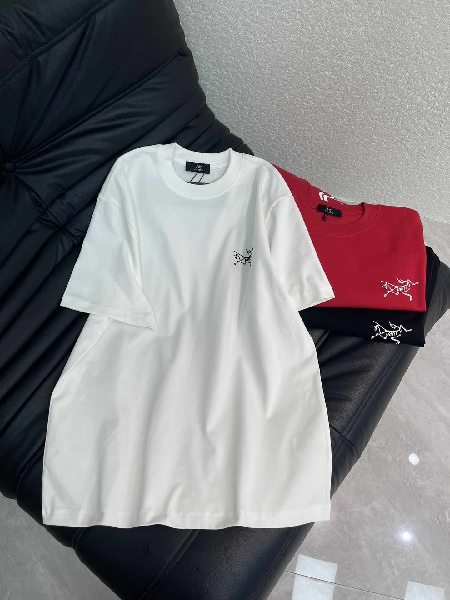 NO:606415,ARCTERY* Arc'teryx 26 early spring new front and back printed short-sleeved T-shirts. Made of high-gram weight washed fabrics, complex craftsmanship, adding personalized color matching, full shape matching and colorful contrasting T-shirt designs, making them the focus of the street. These T-shirts are not only fashionable. Colorful patterns, interesting and attractive, the upper body is slim and easy to wear, the same style for men and women. Colors: black, white, red, sizes S-XL  A,arc'teryx,T-shirt,tees，t-shirt,alexander wang19860909ARCTERY*始祖鸟26早春新款前后印花短袖T恤.采用高克重洗水面料,工艺复杂,添加个性色彩搭配 ,十足的造型搭配和彩色形成鲜明对比效果的T恤设计,让他们成为街头焦点.这些T恤不仅具有时尚感.彩色图案,趣味又吸晴,上身显瘦穿搭,男女同款 颜色黑色、白色、红色 尺码S-XL A,arc'teryx,T-shirt,tees，t-shirt,alexander wang,Women's clothing