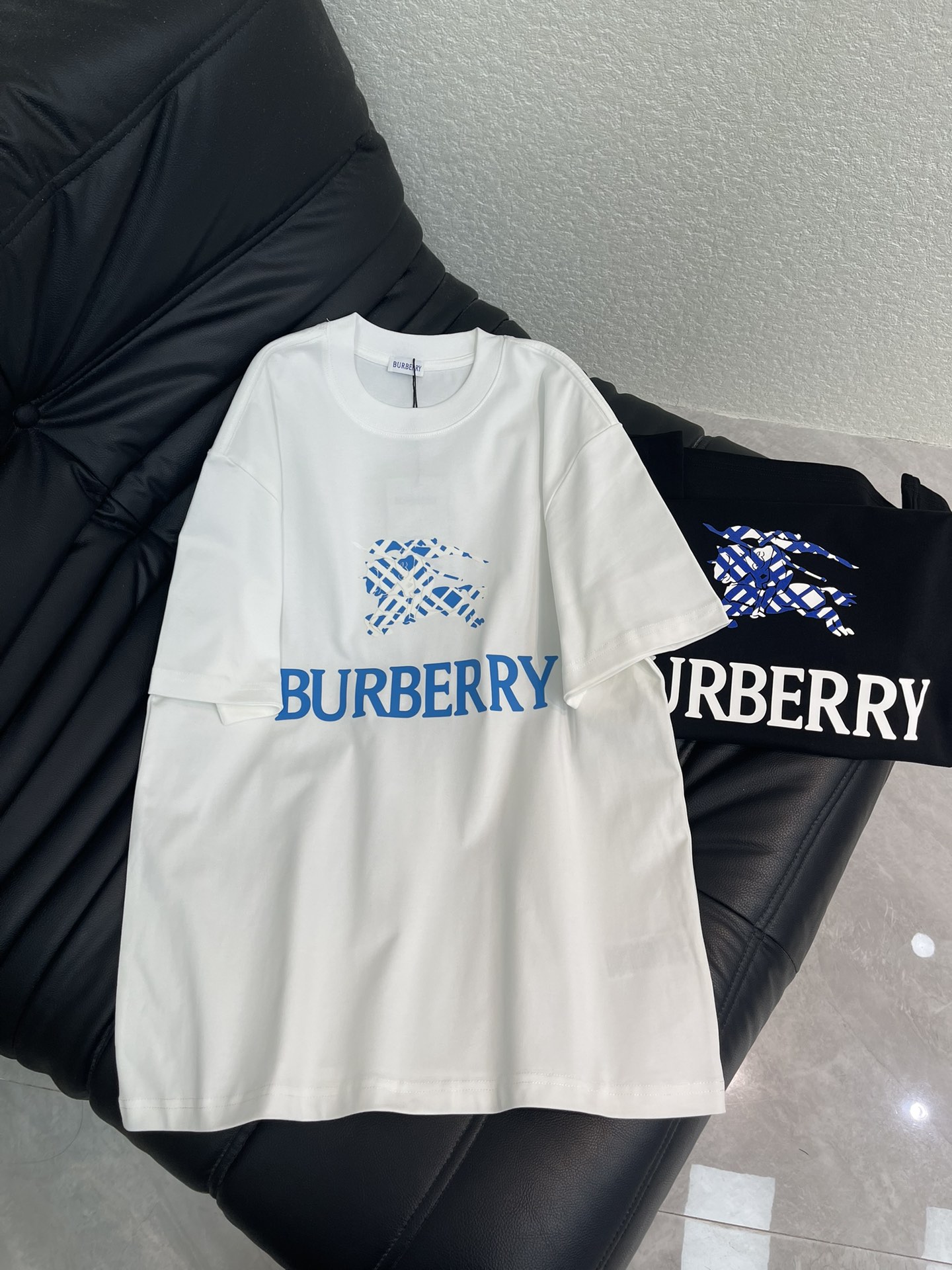 NO:606411,Burberr**26 new early spring short-sleeved T-shirt with horse embossed letters. It is made of high-weight washed fabrics with complex craftsmanship and personalized color matching. The full shape matching and colorful contrasting T-shirt design make them the focus of the street. These T-shirts are not only fashionable. Colorful patterns are fun and attractive, the upper body is slim and wearable, the same style for men and women. Colors: white, black. Sizes S-XL, burberry, T-shirt, tees, t-shirt, alexander wang19860909Burberr**26早春新款战马压印字母短袖T恤.采用高克重洗水面料,工艺复杂,添加个性色彩搭配 ,十足的造型搭配和彩色形成鲜明对比效果的T恤设计,让他们成为街头焦点.这些T恤不仅具有时尚感.彩色图案,趣味又吸晴,上身显瘦穿搭,男女同款 颜色白色、黑色 尺码S-XL,,burberry,T-shirt,tees，t-shirt,alexander wang,Women's clothing