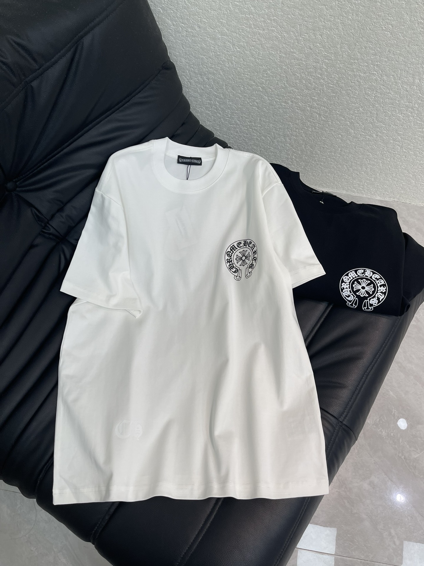 NO:606407,Crow Heart*26 new early spring short-sleeved T-shirts with horseshoe print. Made of high-gram weight washed fabrics, complex craftsmanship, adding personalized color matching, full shape matching and colorful contrasting T-shirt designs, making them the focus of the street. These T-shirts are not only fashionable. Colorful patterns, interesting and attractive, the upper body is slimming, the same style for men and women. Color white, black, size S-XL, chrome hearts, T-shirt, tees, t-shirt, alexander wang19860909克罗心*26早春新款马蹄印花短袖T恤.采用高克重洗水面料,工艺复杂,添加个性色彩搭配 ,十足的造型搭配和彩色形成鲜明对比效果的T恤设计,让他们成为街头焦点.这些T恤不仅具有时尚感.彩色图案,趣味又吸晴,上身显瘦穿搭,男女同款 颜色白色、黑色 尺码S-XL,,chrome hearts,T-shirt,tees，t-shirt,alexander wang,Women's clothing