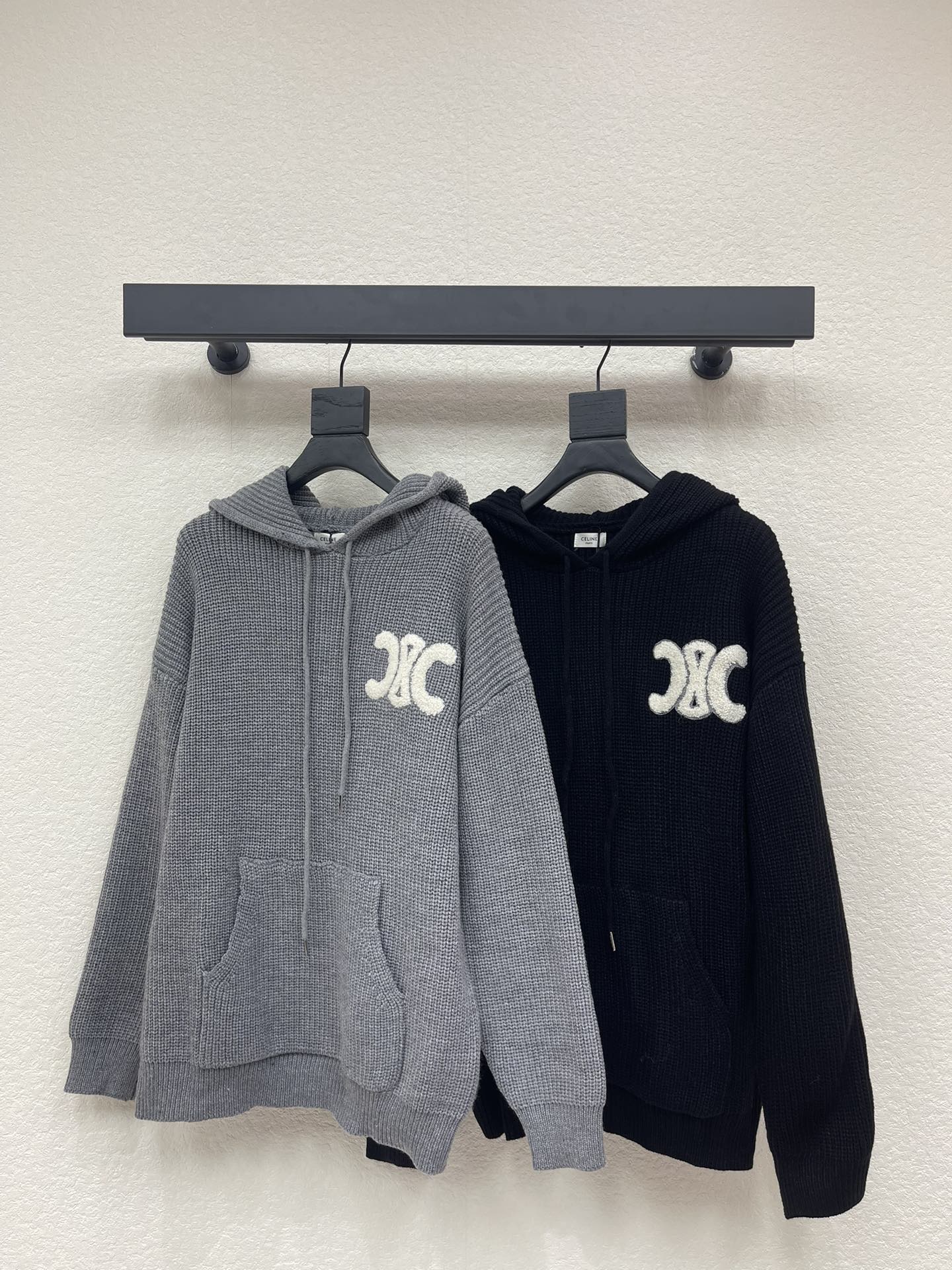 NO:606432,CELIN*25 new autumn and winter letter logo knitted hooded sweatshirt!  Customized wool yarn weaving, comfortable texture, warm and skin-friendly, hooded knitted sweatshirt style, overall style is casual and age-reducing, the iconic Arc de Triomphe logo on one side of the chest shows street fashion style, the brand is relaxed and full, versatile and high-end colors, the perfect choice for fashion alone in autumn and winter!  SML,,celine,hoodie,sweatshirts,hats,alexander wang19860909CELIN*25秋冬新款字母徽标针织连帽卫衣！定制羊毛纱线织造 质感舒适 保暖亲肤 连帽针织卫衣版型 整体风格休闲减龄 胸口单侧标志性凯旋门徽标 展现街头时髦风格 品牌松弛感拉满 百搭色系高级 秋冬单穿内搭时尚不二之选！SML,,celine,hoodie,sweatshirts,hats,alexander wang,Women's clothing