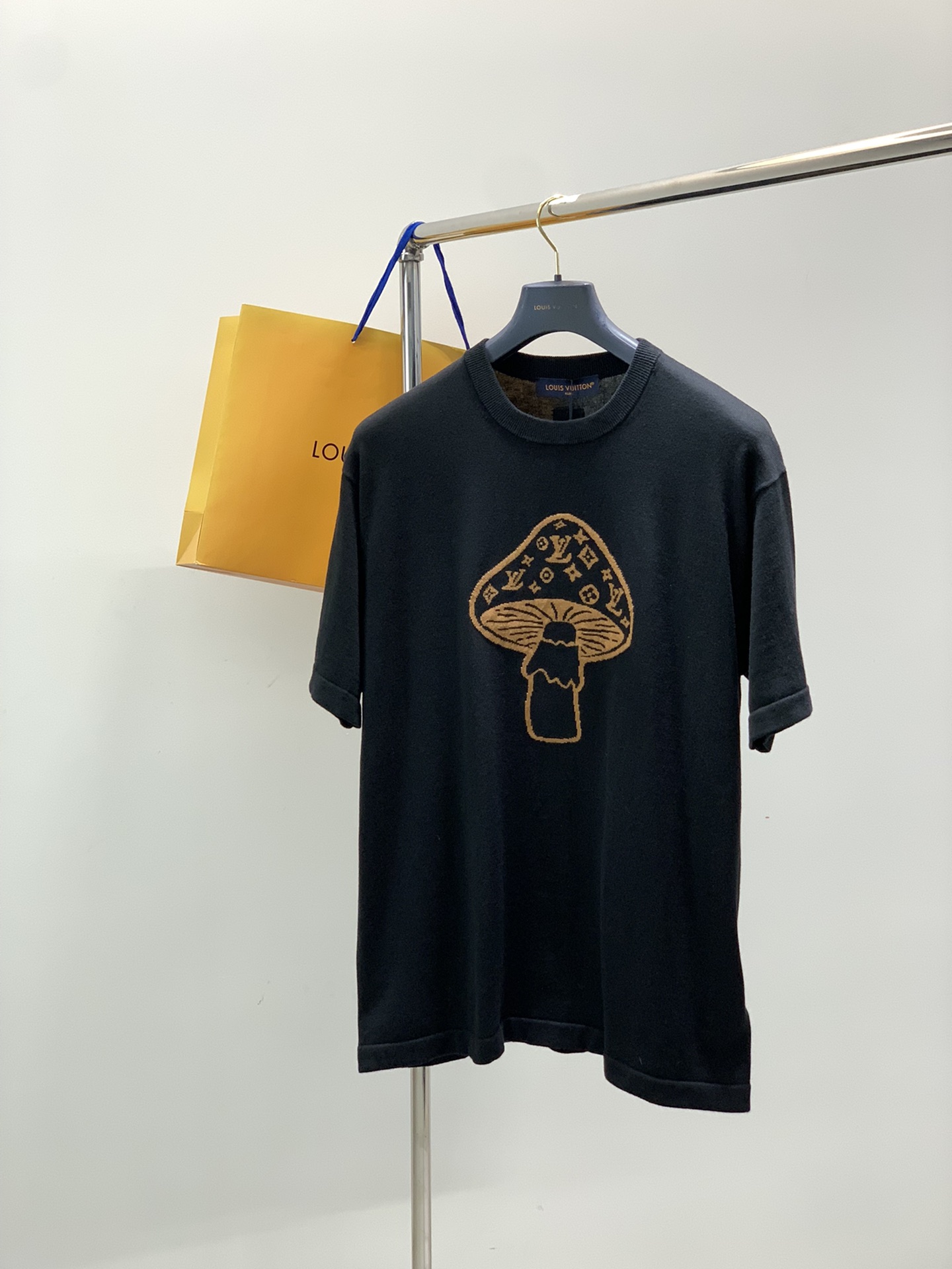 NO:611034,, Louis Vuitton, the latest model for autumn 2025, available at counters at the same time, original order, fashionable and casual round neck knitted short sleeves, the upper body is very unique!  Eye-catching and bright, imported original fabrics, top knitting craftsmanship letter pattern decoration Logo, simple yet fashionable, classic atmosphere, comfortable and breathable, handsome and stylish upper body, size S-XL size SML  vuitton,T-shirt,alexander wang19860909,LouisVuitton 路易威登,2025秋季最新款,专柜同步有售,原单狠货,时尚休闲圆领针织短袖,上身很有特点！吸睛而有亮点,进口原版面料,顶级针织工艺字母图案装饰Logo,简单而不失时尚,经典大气,舒适透气,上身帅气有型,码数S-XL 尺码SML XL 衣长66687072 胸围54565860 肩宽47495153 袖长2121.52222.5,,louis vuitton,louis vuitton,T-shirt,alexander wang,Men's clothing