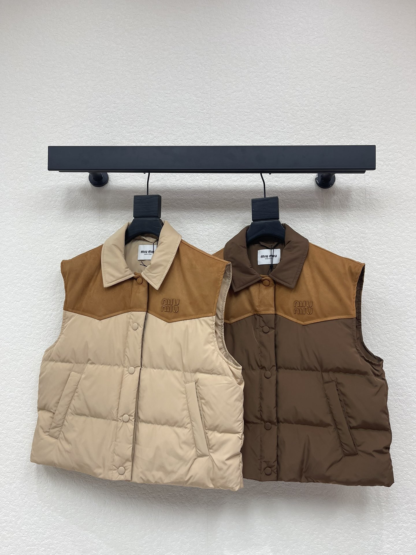 NO:606444,Comes with dust bag Miumi*25 new fall and winter style down vest with lapels and contrasting colors. Customized YB imported windproof and waterproof nylon material, down-filled lining, the whole piece is light and warm, fashionable down vest with lapels, warm and not bulky, more wearable  Strong. Rectangular embossed treatment, chest and shoulders are divided into upper and lower parts, contrasting colors are used to create layers, and letter logos are used to present high-end taste and highlight the brand style. The first choice for layering in autumn and winter, fashionable and western style. SML,,miumiu,down  jacket,alexander wang19860909配防尘袋Miumi*25秋冬新款翻领拼接撞色羽绒马甲.定制YB进口防风防水尼龙材质,羽绒填充内里,整件轻盈保暖,翻领时尚羽绒马甲,暖和不显臃肿,穿搭性更强.长方格压纹处理,胸前肩膀划分上下,利用撞色打造层次,配合字母徽标,呈现高级品味,彰显品牌格调,秋冬叠穿首选,时尚洋气.SML,,miumiu,down jacket,alexander wang,Women's clothing