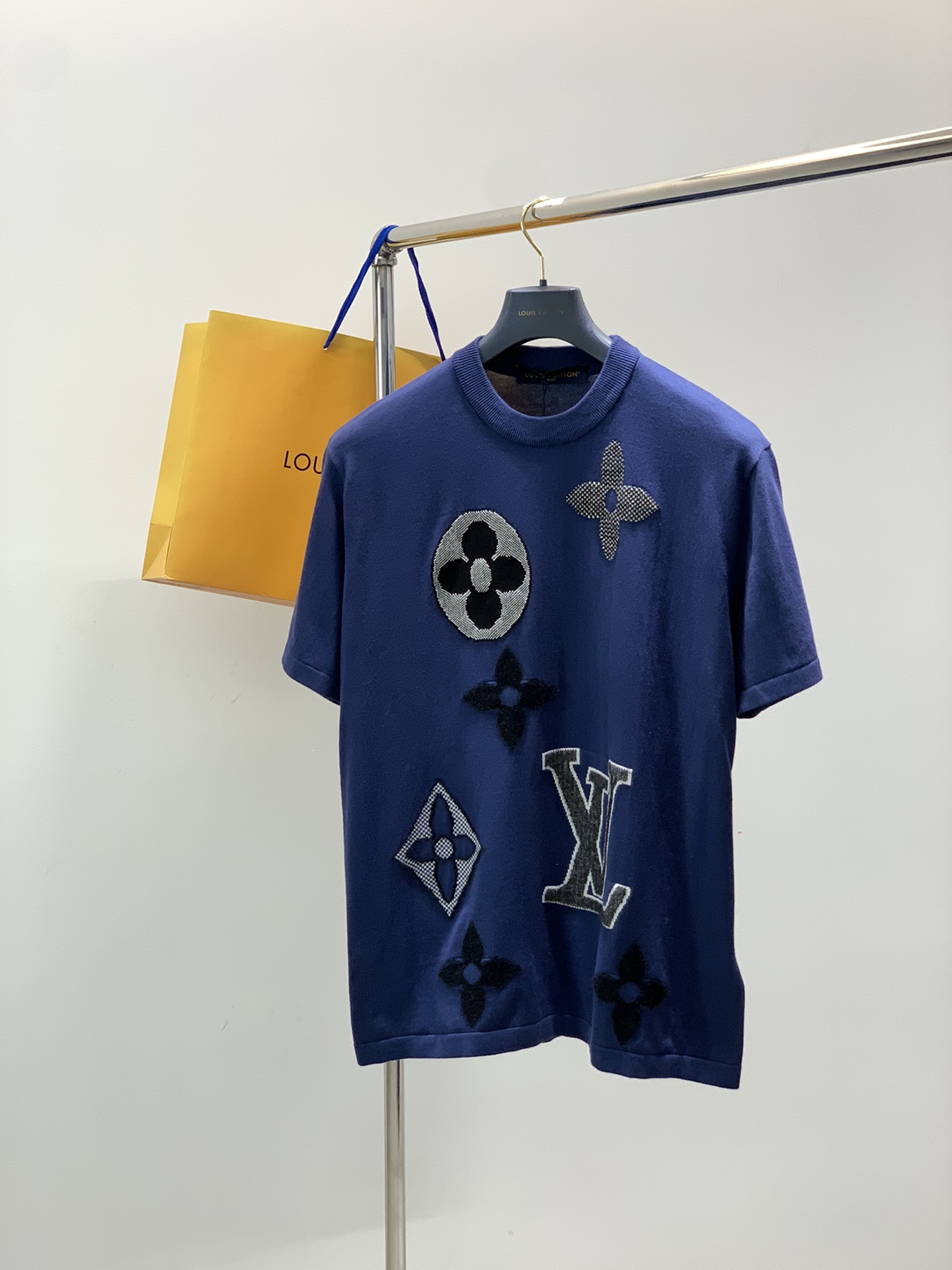 NO:611039,, Louis Vuitton, the latest model for autumn 2025, available at counters at the same time, original order, fashionable and casual round neck knitted short sleeves, the upper body is very unique!  Eye-catching and bright, imported original fabrics, top knitting craftsmanship letter pattern decoration logo, simple yet fashionable, classic atmosphere, comfortable and breathable, handsome and stylish upper body, size S-XL size SMLXL length 6869.57172.5 bust 54.556.558.560.5 shoulder width 4647.54950.5  Sleeve length 2222.52323.5,,louis vuitton,louis vuitton,T-shirt,alexander wang19860909,LouisVuitton 路易威登,2025秋季最新款,专柜同步有售,原单狠货,时尚休闲圆领针织短袖,上身很有特点！吸睛而有亮点,进口原版面料,顶级针织工艺字母图案装饰Logo,简单而不失时尚,经典大气,舒适透气,上身帅气有型,码数S-XL 尺码SMLXL 衣长6869.57172.5 胸围54.556.558.560.5 肩宽4647.54950.5 袖长2222.52323.5,,louis vuitton,louis vuitton,T-shirt,alexander wang,Men's clothing