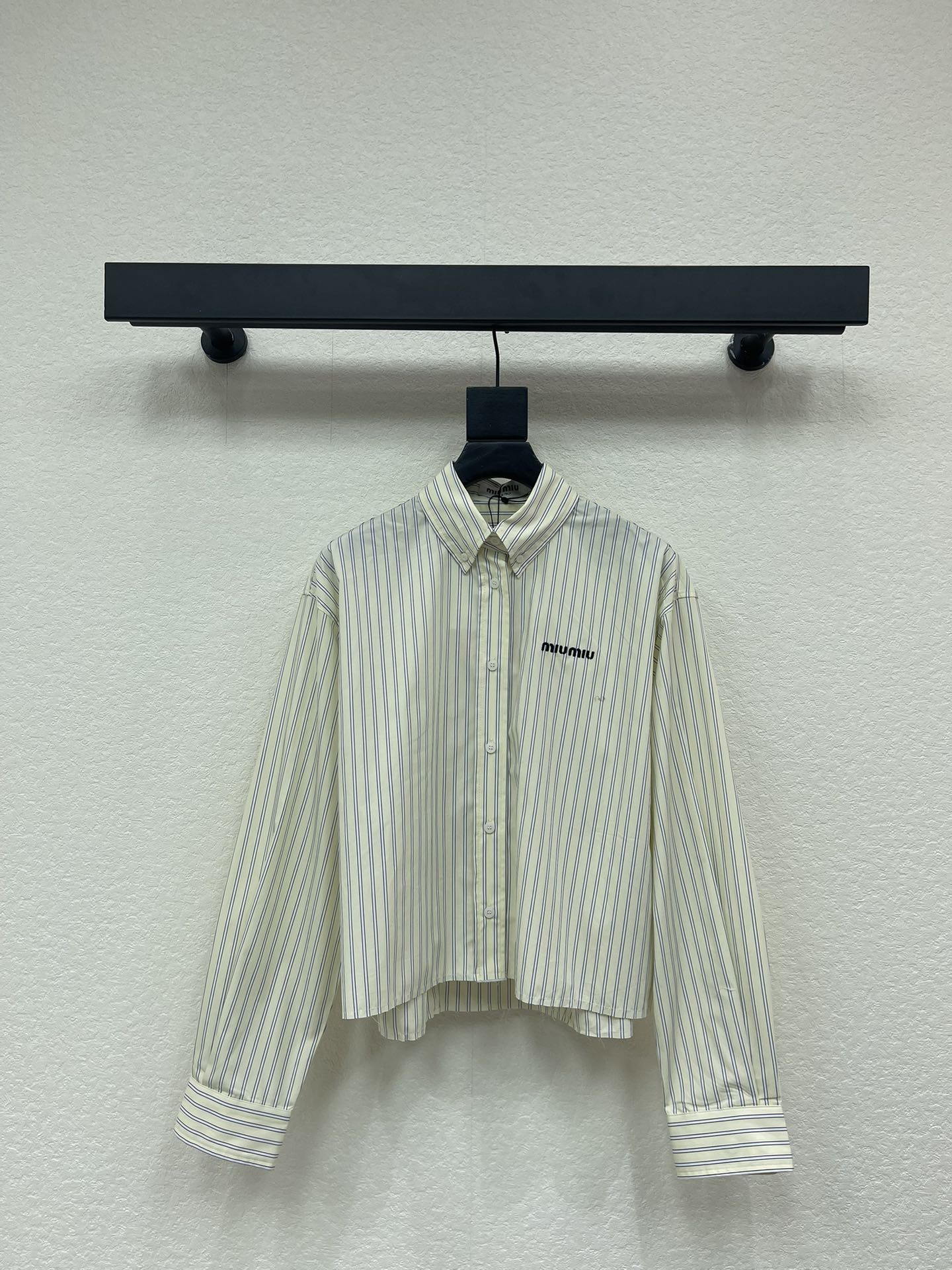 NO:606450,Miumi*25 new short striped long-sleeved shirt. Customized YB twill cotton material, comfortable and delicate texture, short lapel shirt cut, double cut, vertical stripes, fresh color matching, embroidered logo on the front, simple design highlights the brand style, the upper body is full of lazy and fashionable atmosphere, casually matched with skirts or trousers, the sophistication is instant, a basic shirt that can be controlled for daily commuting and vacation, easy to wear with a foreign style. SML  A,,miumiu,skirts,shirts,alexander wang19860909Miumi*25新款对条短款条纹长袖衬衫.定制YB斜纹全棉材质,质感舒适细腻,翻领短款衬衣剪裁,对条剪裁,呈现竖状条纹,配色清新,搭配前襟刺绣徽标装饰,简洁设计彰显品牌格调,上身充满慵懒时尚气息,随意搭配半裙或裤子,精致度瞬间,日常通勤度假都可驾驭的基础衬衫,轻松穿搭出洋气感.SML A,,miumiu,skirts,shirts,alexander wang,Women's clothing