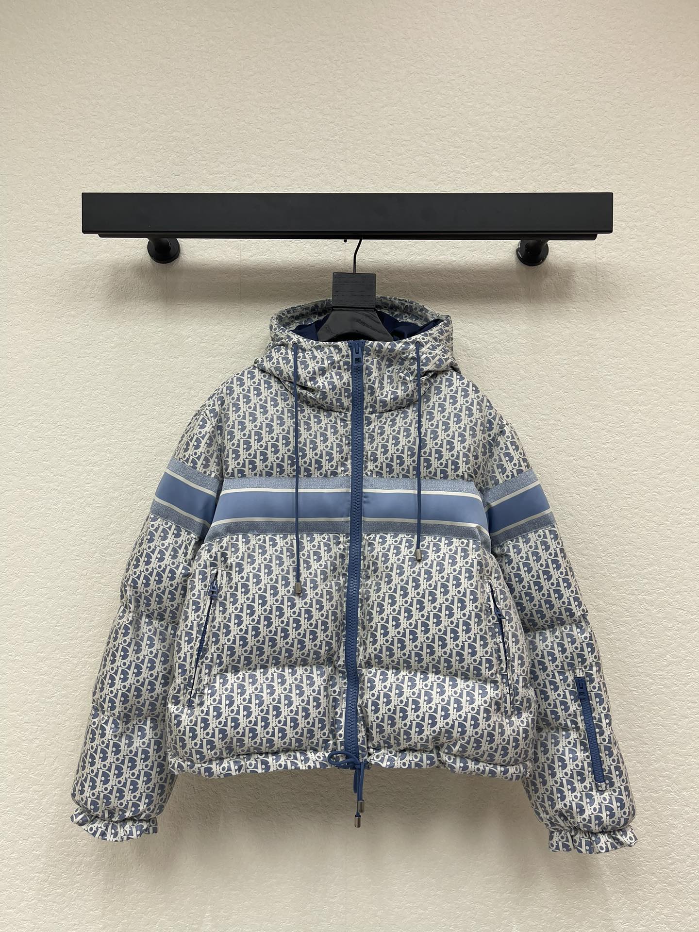 NO:606438,Equipped with dust bag Dio*25 new autumn and winter hooded blue jacquard A-grade down cotton short jacket, the whole piece is light and warm, hooded short fashionable down jacket, warm and not bulky, more wearable. Rectangular texture, drawstring adjustment and narrowing, all-over letter jacquard echoes the horizontal stripes on the chest, showing a high-end style taste, integrating warmth and fashion, getting rid of the traditional down routine, the first choice for autumn and winter layering. Customized surface accessories  SML,,dior,jackets & coats,down jacket,hats,alexander wang19860909配防尘袋Dio*25秋冬新款连帽蓝色提花 羽绒A级 棉服短款外套,整件轻盈保暖,连帽短款时尚羽绒服外套,暖和不显臃肿,穿搭性更强.长方格纹理,抽绳调节收窄,通体字母提花与前胸横杠条纹呼应,呈现高级格调品味,集保暖与时髦一体,摆脱传统的羽绒常规,秋冬叠穿首选.定制面辅料 SML,,dior,jackets & coats,down jacket,hats,alexander wang,Women's clothing