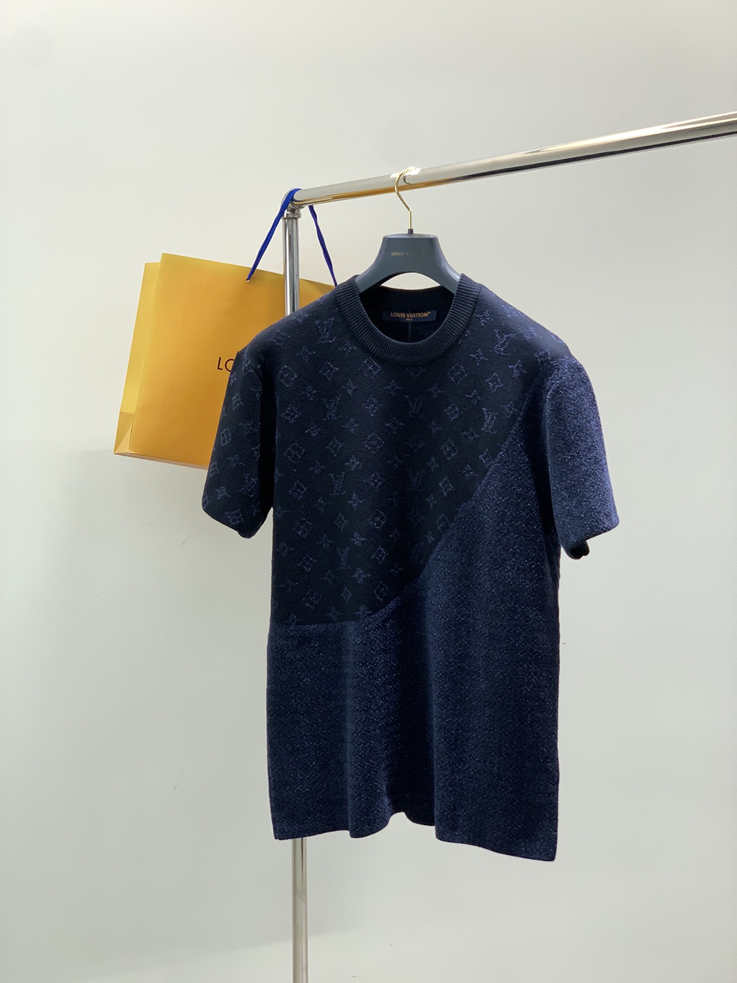 NO:611049,, LouisVuitton Louis Vuitton, the latest autumn style, available at counters at the same time, original order, fashionable and casual round neck knitted short sleeves, the upper body is very unique!  Eye-catching and bright, imported original fabrics, top knitting craftsmanship letter pattern decoration logo, simple yet fashionable, classic atmosphere, comfortable and breathable, handsome and stylish upper body, size S-XL size SML  vuitton,T-shirt,alexander wang19860909,LouisVuitton 路易威登,秋季最新款,专柜同步有售,原单狠货,时尚休闲圆领针织短袖,上身很有特点！吸睛而有亮点,进口原版面料,顶级针织工艺字母图案装饰Logo,简单而不失时尚,经典大气,舒适透气,上身帅气有型,码数S-XL 尺码SMLXL 衣长66687072 胸围52545658 肩宽44464850 袖长2222.52323.5,,louis vuitton,louis vuitton,T-shirt,alexander wang,Men's clothing