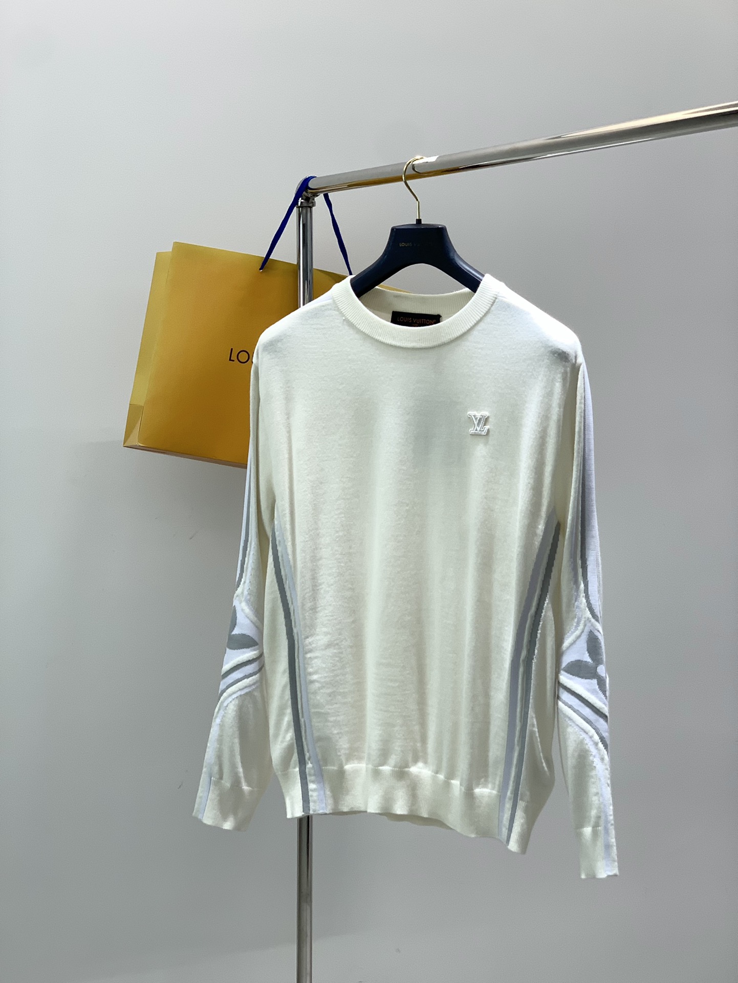 NO:611043,, LouisVuitton Louis Vuitton, the latest model for autumn 2025, available at counters at the same time, original order, fashionable and casual round neck long-sleeved knitted sweater, the upper body is very unique!  Eye-catching and bright, imported original fabrics, top-quality knitted craftsmanship letter pattern decoration Logo, simple yet fashionable, classic atmosphere, comfortable and breathable, handsome and stylish upper body, size S-XL size SML  vuitton,sweaters,alexander wang19860909,LouisVuitton 路易威登,2025秋季最新款,专柜同步有售,原单狠货,时尚休闲圆领长袖针织毛衣,上身很有特点！吸睛而有亮点,进口原版面料,顶级针织工艺字母图案装饰Logo,简单而不失时尚,经典大气,舒适透气,上身帅气有型,码数S-XL 尺码SMLXL 衣长67697173 胸围54565860 肩宽46485052 袖长62636465,,louis vuitton,louis vuitton,sweaters,alexander wang,Men's clothing