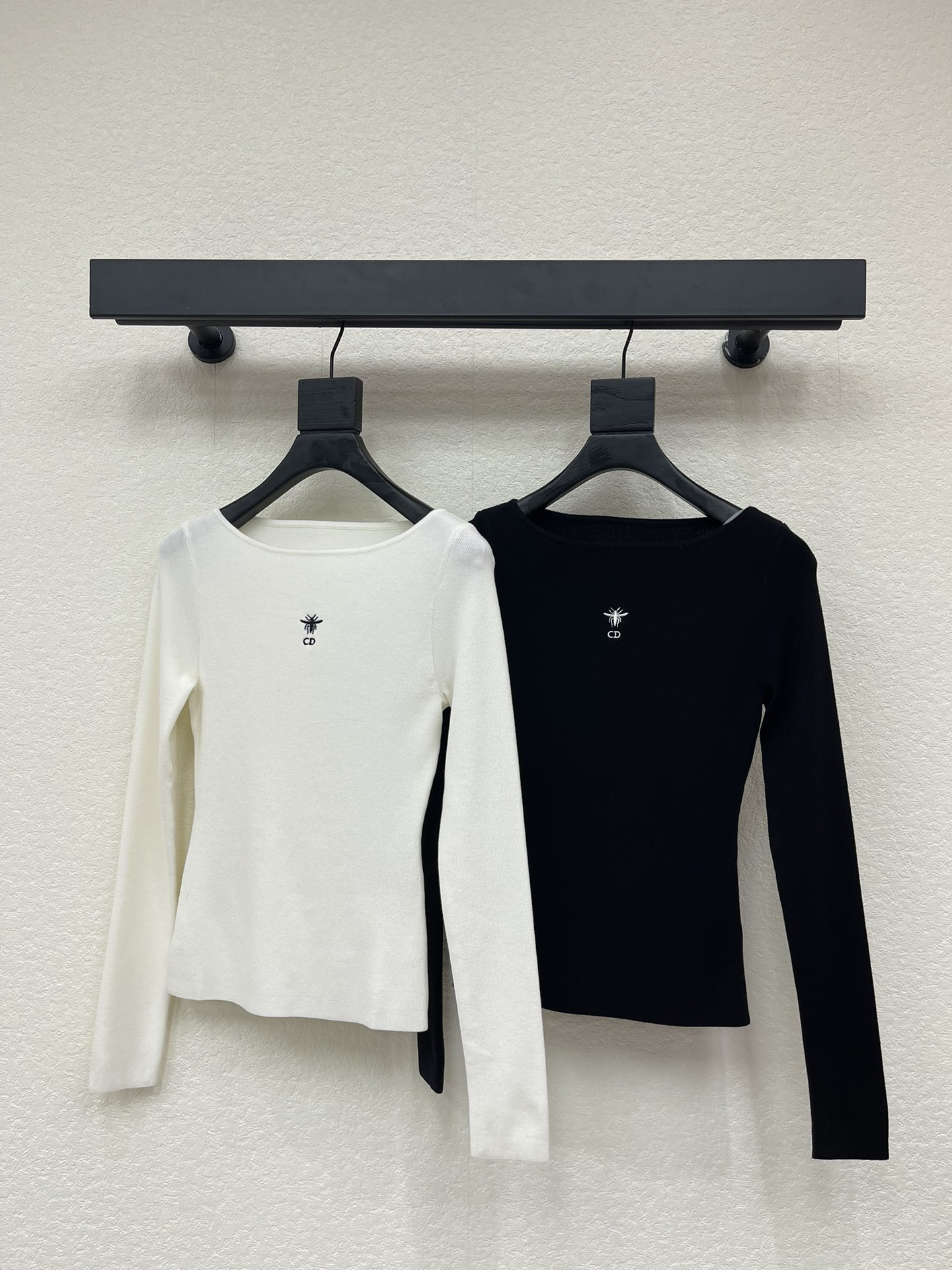 NO:606403,Dio*25 new round neck knitted long-sleeved bottoming shirt for autumn and winter!  Made of custom wool knitted material, comfortable texture, full of elasticity, casual and personalized, CD bee embroidery micro logo design on the chest, a must-have item for autumn and winter inner wear that can be worn for daily commuting and leisure!  SML A,,dior,alexander wang19860909Dio*25秋冬新款圆领针织长袖打底衫！定制羊毛针织材质织造 质感舒适 弹力十足 随性又有个性 胸前CD蜜蜂刺绣微标设计 日常通勤、休闲都能穿秋冬内搭必备单品！SML A,,dior,alexander wang,Women's clothing