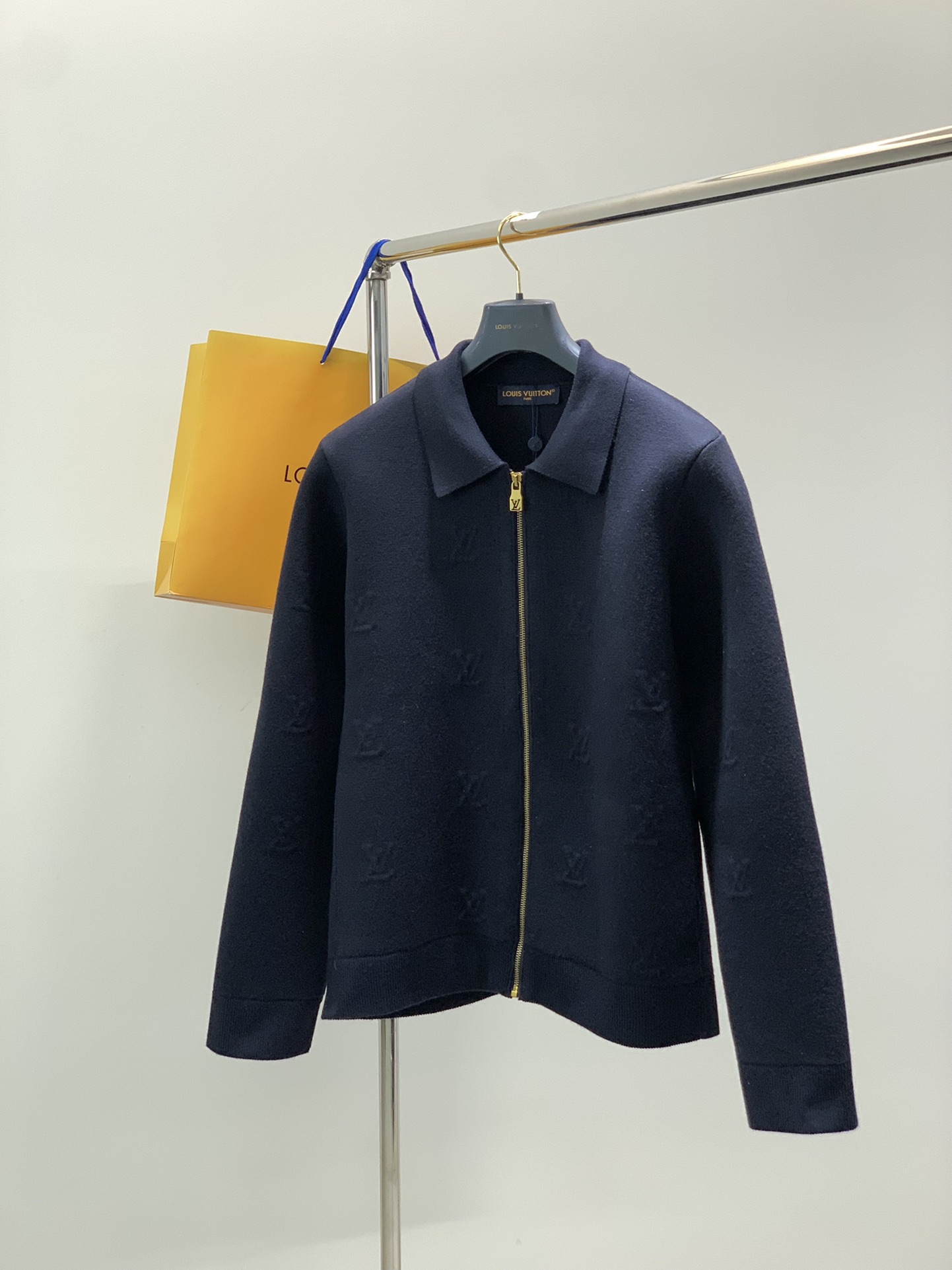 NO:611047,, Louis Vuitton, the latest model for autumn and winter 2025, available at counters at the same time, original order, fashionable and casual knitted cardigan sweater, the upper body is very unique!  Eye-catching and bright, imported original fabrics, top knitting craftsmanship letter pattern decorative logo, original hardware accessories decoration, simple yet fashionable, classic atmosphere, comfortable and breathable, handsome and stylish upper body, size S-XL size SML  wang19860909,LouisVuitton 路易威登,2025秋冬最新款,专柜同步有售,原单狠货,时尚休闲针织开衫毛衣,上身很有特点！吸睛而有亮点,进口原版面料,顶级针织工艺字母图案装饰Logo,原版五金辅料装饰,简单而不失时尚,经典大气,舒适透气,上身帅气有型,码数S-XL  尺码SMLXL 衣长66687072 胸围52545658 肩宽43444546,,louis vuitton,louis vuitton,sweaters,alexander wang,Men's clothing