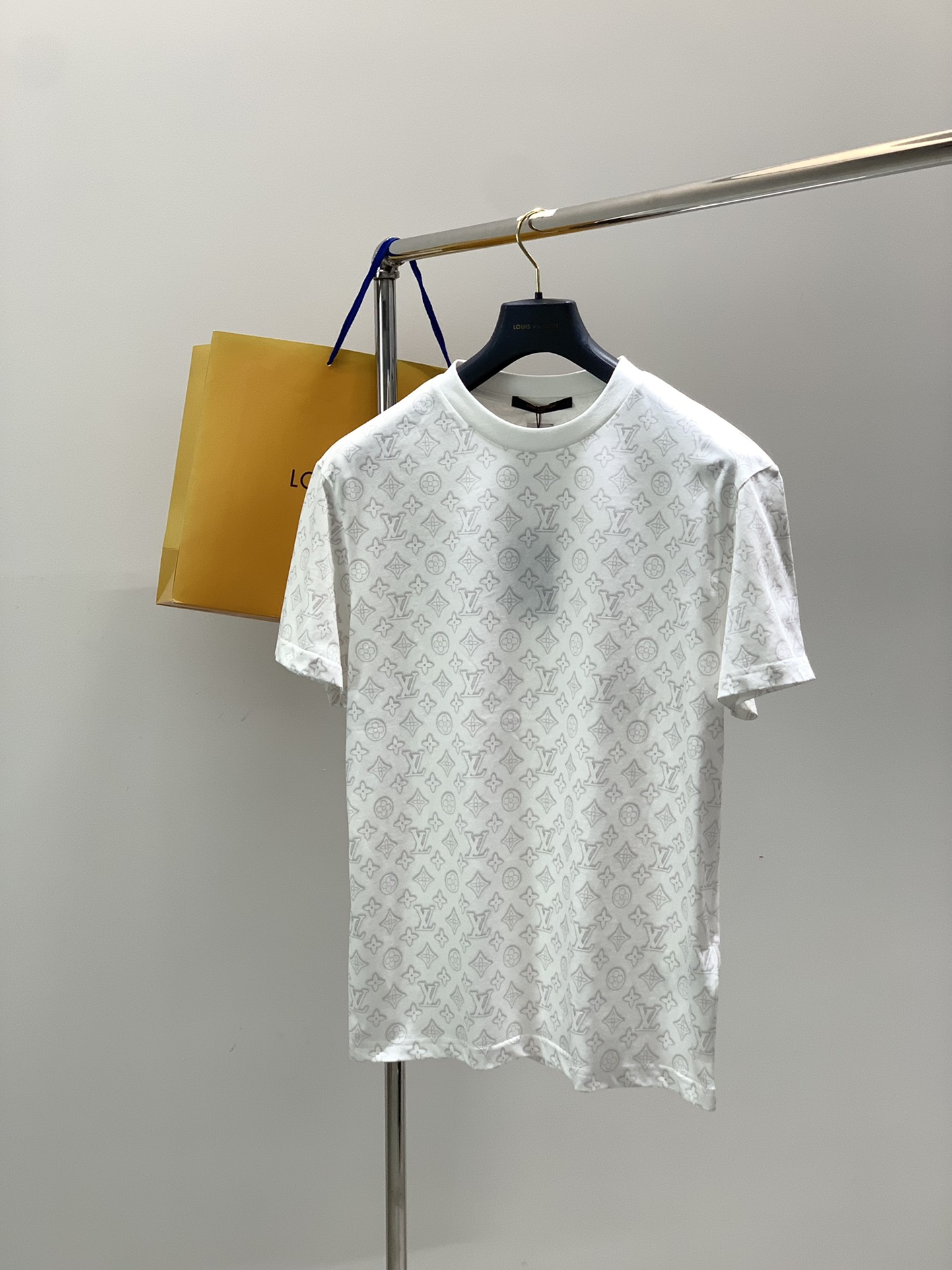 NO:611037,, LouisVuitton Louis Vuitton, the latest model for summer, available at counters simultaneously, original order, fashionable and casual round neck short-sleeved T-shirt, the upper body is very unique!  Eye-catching and bright, imported original fabrics, top-notch printing technology letter pattern decoration Logo, simple yet stylish, classic atmosphere, comfortable and breathable, handsome and stylish upper body, size S-XL size SML  vuitton,T-shirt,tees,t-shirt,alexander wang19860909,LouisVuitton 路易威登,夏季最新款,专柜同步有售,原单狠货,时尚休闲圆领短袖T恤,上身很有特点！吸睛而有亮点,进口原版面料,顶级印花工艺字母图案装饰Logo,简单而不失时尚,经典大气,舒适透气,上身帅气有型,码数S-XL 尺码SMLXL 衣长71727374 胸围53555759 肩宽49505254 袖长20.52121.522,,louis vuitton,louis vuitton,T-shirt,tees，t-shirt,alexander wang,Men's clothing