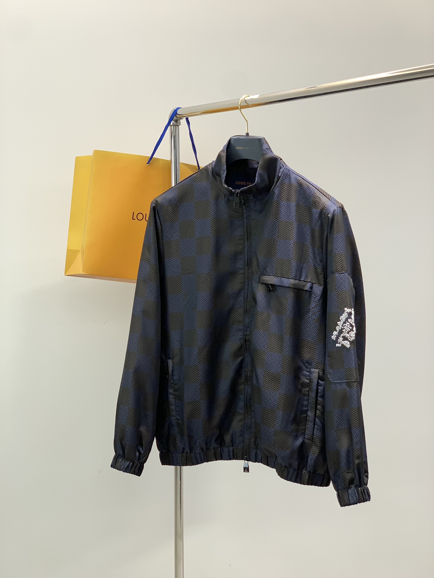 NO:611084,, LouisVuitton Louis Vuitton, the latest autumn and winter styles, available at counters simultaneously, original order, fashionable casual jacket, the upper body is very unique!  Eye-catching and bright, imported original fabrics, top-notch bead embroidery letter pattern decorative logo, original hardware decoration, simple yet stylish, classic and elegant, comfortable and breathable, handsome and stylish upper body, code number S-XL size 46485052, length 69707172, bust 64666870, shoulder width 47484950,, louis vuitton, louis vuitton, jackets &  coats,jackets & coats,alexander wang19860909,LouisVuitton 路易威登,秋冬最新款,专柜同步有售,原单狠货,时尚休闲夹克外套,上身很有特点！吸睛而有亮点,进口原版面料,顶级珠绣工艺字母图案装饰Logo,原版五金辅料装饰,简单而不失时尚,经典大气,舒适透气,上身帅气有型,码数S-XL 尺码46485052 衣长69707172 胸围64666870 肩宽47484950,,louis vuitton,louis vuitton,jackets & coats,jackets & coats,alexander wang,Men's clothing