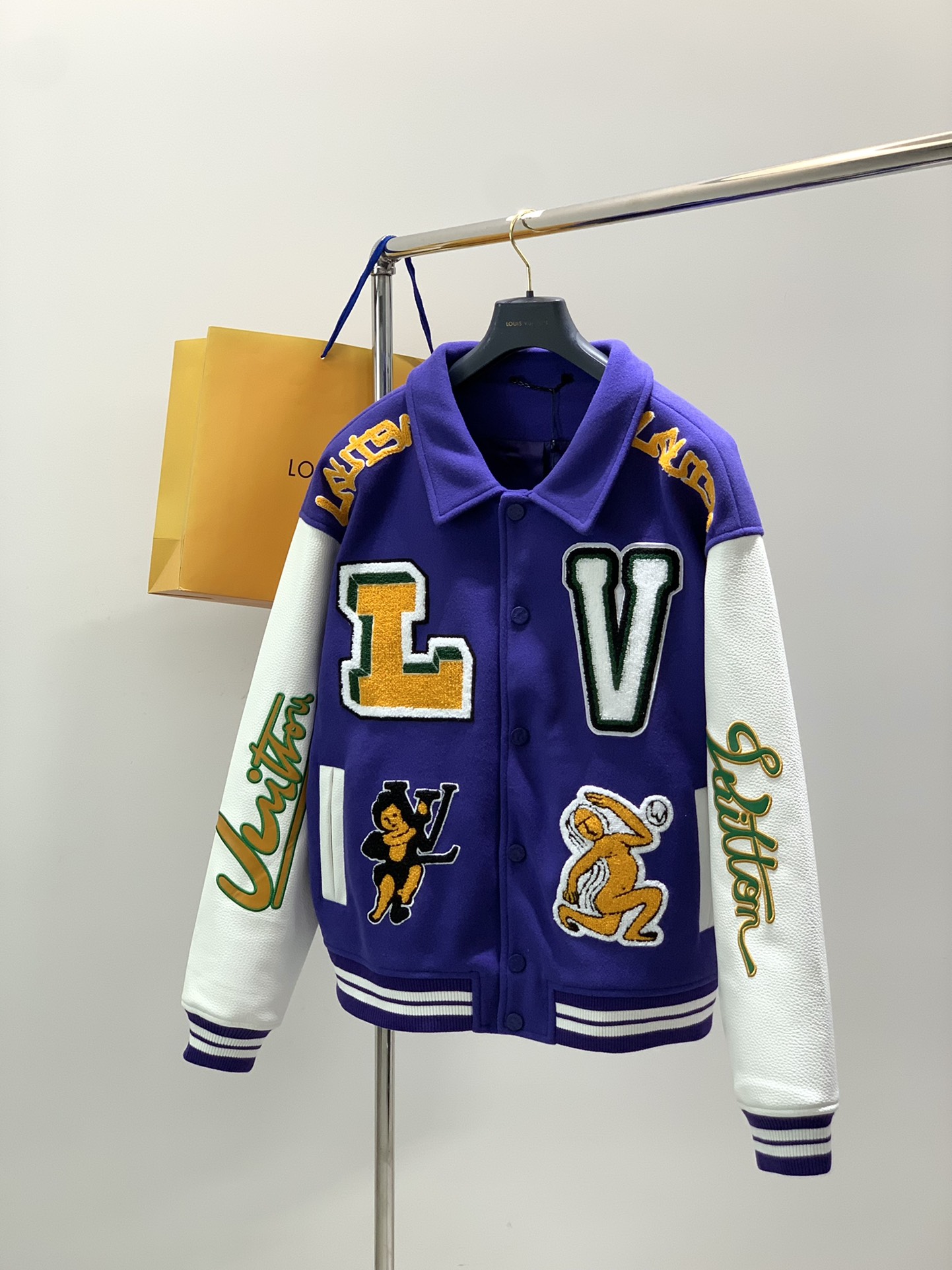 NO:611065,, LouisVuitton Louis Vuitton, the latest 2025 winter model, available at counters at the same time, original order, fashionable and casual splicing jacket, the upper body is very unique!  Eye-catching and bright, imported original fabrics, top embroidery craftsmanship letter pattern decorative logo, original hardware accessories decoration, simple yet stylish, classic and elegant, comfortable and breathable, handsome and stylish upper body, size S-XL size SMLXL length 67697173 bust 119123127131 shoulder width 61626364 sleeve length 58596061,  vuitton,louis vuitton,jackets & coats,alexander wang19860909,LouisVuitton 路易威登,2025冬季最新款,专柜同步有售,原单狠货,时尚休闲拼接外套,上身很有特点！吸睛而有亮点,进口原版面料,顶级刺绣工艺字母图案装饰Logo,原版五金辅料装饰,简单而不失时尚,经典大气,舒适透气,上身帅气有型,码数S-XL 尺码SMLXL 衣长67697173 胸围119123127131 肩宽61626364 袖长58596061,,louis vuitton,louis vuitton,jackets & coats,alexander wang,Men's clothing