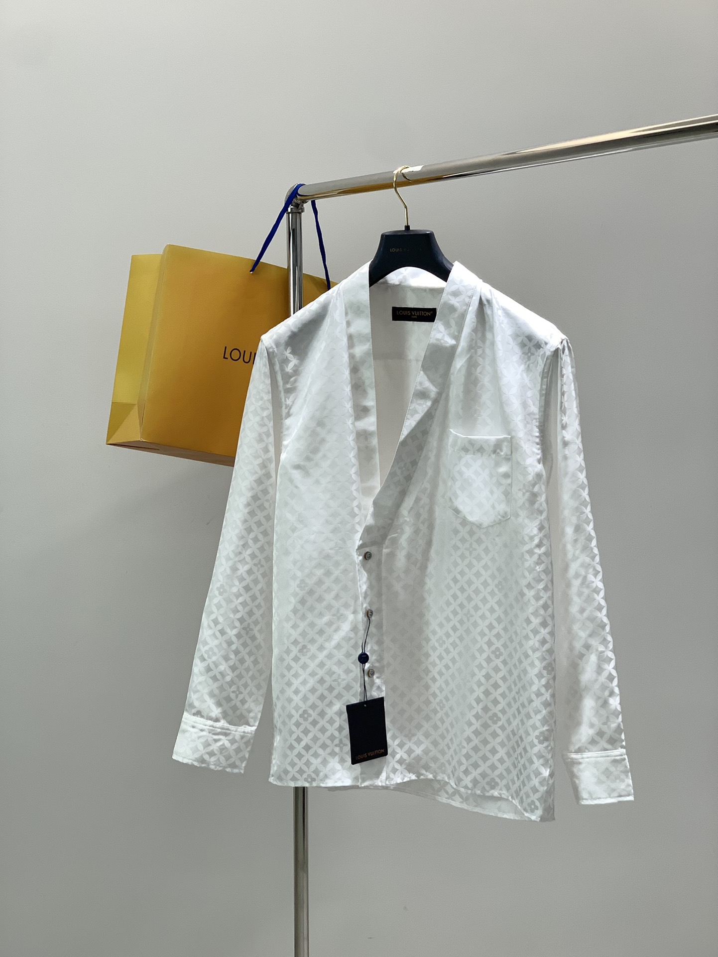 NO:611077,, Louis Vuitton, the latest model for autumn 2025, available at counters at the same time, original order, fashionable and casual long-sleeved shirt, the upper body is very unique!  Eye-catching and bright, imported original fabrics, top-quality jacquard crafts letter pattern decoration logo, simple yet fashionable, classic atmosphere, comfortable and breathable, handsome and stylish upper body, 2 colors recommended, size S-XL size SML  vuitton,shirts,alexander wang19860909,LouisVuitton 路易威登,2025秋季最新款,专柜同步有售,原单狠货,时尚休闲长袖衬衫,上身很有特点！吸睛而有亮点,进口原版面料,顶级提花工艺字母图案装饰Logo,简单而不失时尚,经典大气,舒适透气,上身帅气有型,2色推荐,码数S-XL 尺码SML XL 衣长7475.57778.5 胸围110114122 肩宽50525456 袖长63646566,,louis vuitton,louis vuitton,shirts,alexander wang,Men's clothing