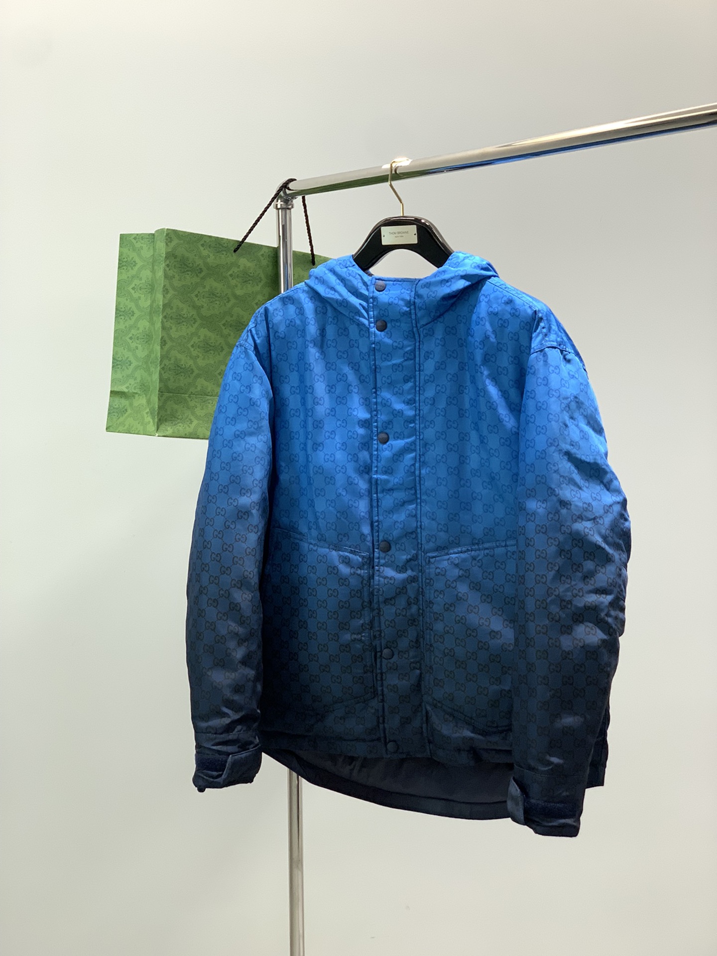 NO:611035,, Gucci, the latest model for winter 2025, available at counters at the same time, original order, fashionable and casual hooded cotton jacket, the upper body is very unique!  Eye-catching and bright, imported original fabrics, top-notch printing technology letter pattern decoration Logo, original hardware accessories decoration, simple yet fashionable, classic atmosphere, comfortable and breathable, handsome and stylish upper body, size S-Xl,, gucci, gucci, hats, alexander wang19860909,Gucci 古驰,2025冬季最新款,专柜同步有售,原单狠货,时尚休闲连帽棉服,上身很有特点！吸睛而有亮点,进口原版面料,顶级印花工艺字母图案装饰Logo,原版五金辅料装饰,简单而不失时尚,经典大气,舒适透气,上身帅气有型,码数S-Xl,,gucci,gucci,hats,alexander wang,Men's clothing