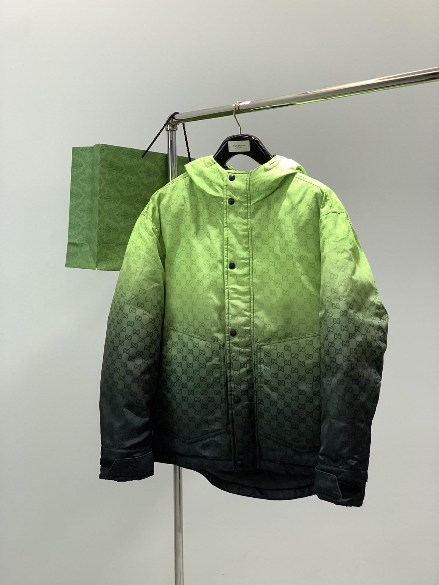 NO:611083,, Gucci, the latest model for winter 2025, available at counters at the same time, original order, fashionable and casual hooded cotton jacket, the upper body is very unique!  Eye-catching and bright, imported original fabrics, top-notch printed letter pattern decoration logo, original hardware accessories decoration, simple yet fashionable, classic atmosphere, comfortable and breathable, handsome and stylish upper body, size S-Xl size SMLXL length 75777981 bust 122126130134 shoulder width 56586062  Sleeve length 59606162,,gucci,gucci,hats,alexander wang19860909,Gucci 古驰,2025冬季最新款,专柜同步有售,原单狠货,时尚休闲连帽棉服,上身很有特点！吸睛而有亮点,进口原版面料,顶级印花工艺字母图案装饰Logo,原版五金辅料装饰,简单而不失时尚,经典大气,舒适透气,上身帅气有型,码数S-Xl 尺码SMLXL 衣长75777981 胸围122126130134 肩宽56586062 袖长59606162,,gucci,gucci,hats,alexander wang,Men's clothing