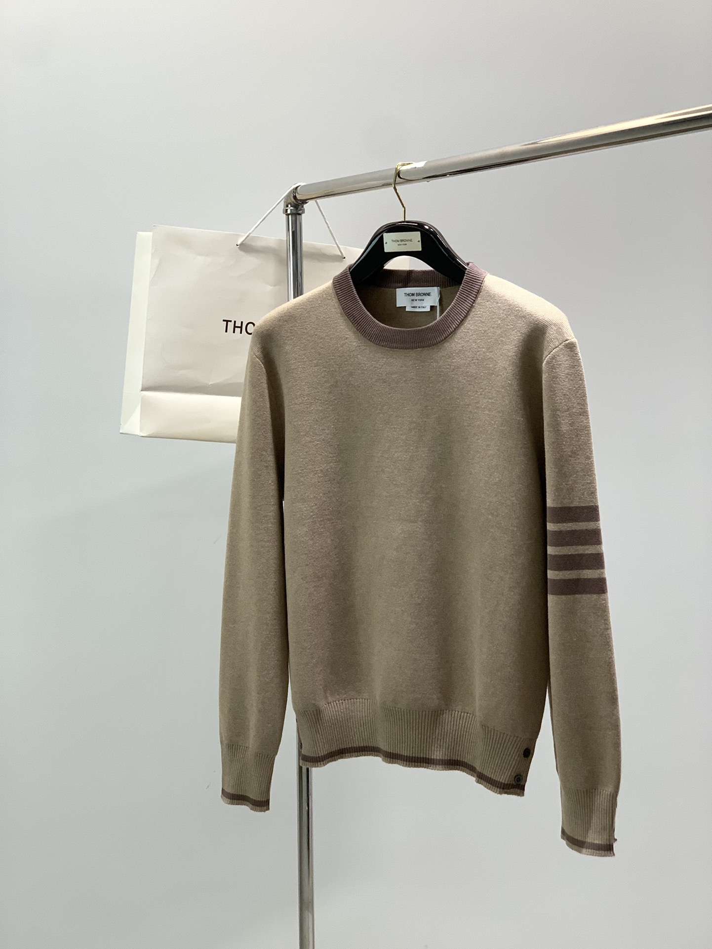 NO:611042,, Tom Browne Tom. Brown, the latest winter product, available at counters at the same time, original order, fashionable and casual knitted sweater, the upper body is very unique!  Eye-catching and bright, imported original fabric, skin-friendly and breathable, top knitting technology letter pattern logo, simple yet stylish, extremely high-grade, extremely handsome upper body, code number 1-4, size 1234, length 66687072, bust 108112116120, shoulder width 44454647, sleeve length 61626364,,thom browne, tom  ford,sweaters,alexander wang19860909,Tom Browne 汤姆.布朗,冬季最新品,专柜同步有售,原单狠货,时尚休闲针织毛衣,上身很有特点！吸睛而有亮点,进口原版面料,亲肤透气,顶级针织工艺字母图案logo,简单而不失时尚,档次极高,上身帅到爆,码数1-4 尺码1234 衣长66687072 胸围108112116120 肩宽44454647 袖长61626364,,thom browne,tom ford,sweaters,alexander wang,Men's clothing