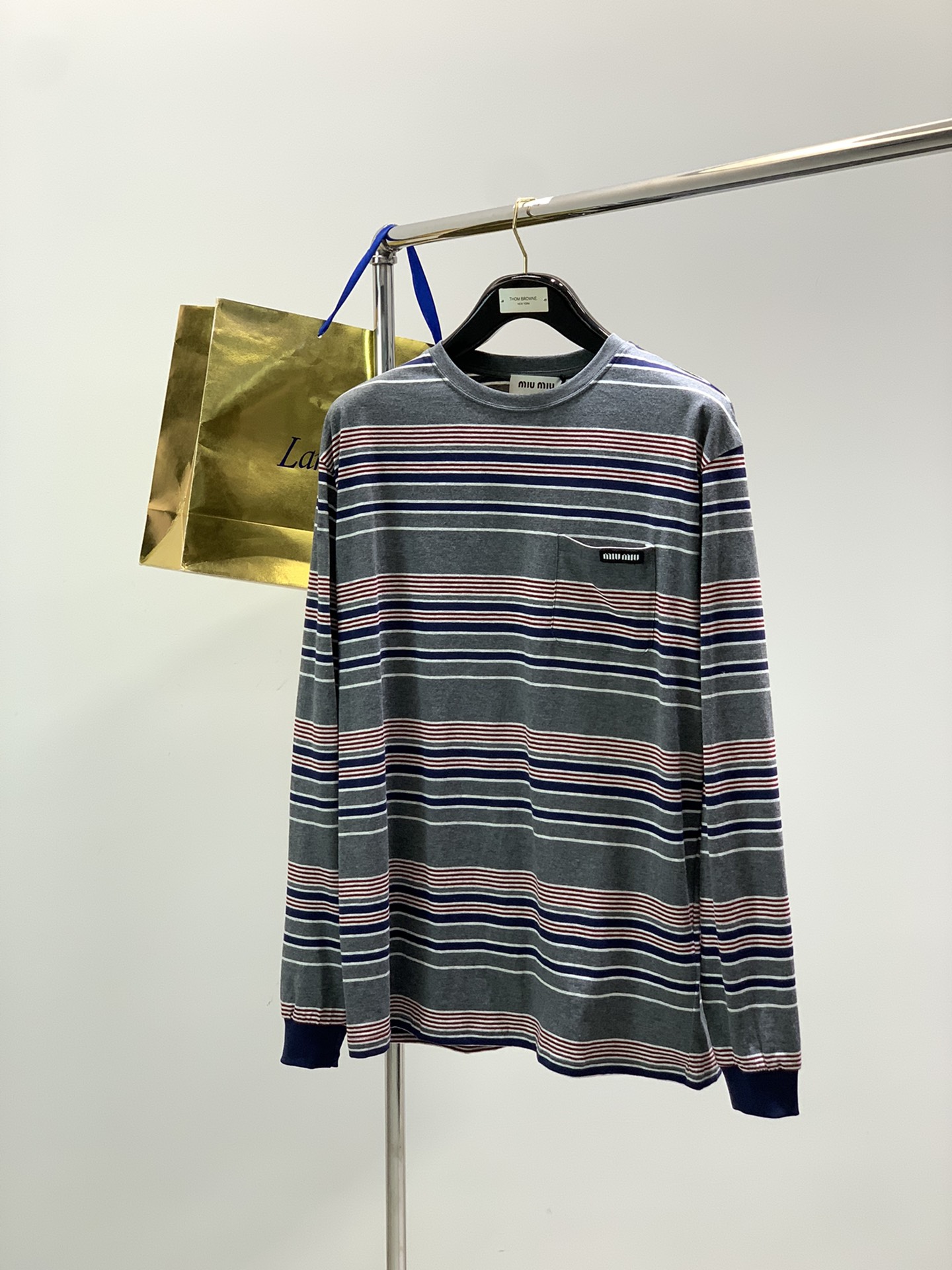 NO:611071,, miu miu 2025 autumn latest product, available at counters simultaneously, original order, fashionable and casual round neck long-sleeved T-shirt, imported original fabric, upper body is comfortable and breathable, top-notch embroidery technology letter pattern decoration logo, extremely high grade, comfortable and versatile, upper body is handsome, size XS-L size  Sleeve length 62.563.564.565.5,,miumiu,tees,t-shirt,alexander wang19860909,miu miu 2025秋季最新品,专柜同步有售,原单狠货,时尚休闲圆领长袖T恤,进口原版面料,上身舒适透气,顶级刺绣工艺字母图案装饰logo,档次极高,舒适百搭,上身帅气十足,码数XS-L 尺码XSSML 衣长71727374 胸围57596163 肩宽50525456 袖长62.563.564.565.5,,miumiu,tees，t-shirt,alexander wang,Men's clothing