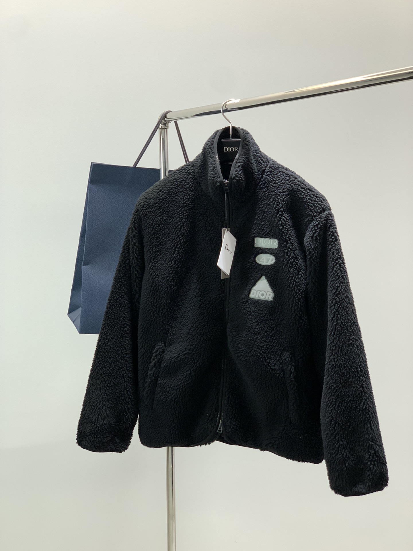 NO:611046,, Dior, new winter products, available at counters simultaneously, simple, fashionable and casual plush jacket, original imported fabric, comfortable and breathable, top-notch printed letter pattern logo, original hardware decoration, extremely high-grade, unique design, fashionable and handsome upper body!  Size S-XXL Size SMLXLXXL Length 7072747678 Bust 116120124128132 Sleeve length 6162636465,,dior,dior,jackets & coats,alexander wang19860909,Dior 迪奥, 冬季新品,专柜同步有售,简约时尚休闲毛绒外套,原版进口面料,舒适透气,顶级印花工艺字母图案logo,原版五金辅料装饰,档次极高,独特设计,上身时尚帅气！码数S-XXL 尺码SMLXLXXL 衣长7072747678 胸围116120124128132 袖长6162636465,,dior,dior,jackets & coats,alexander wang,Men's clothing