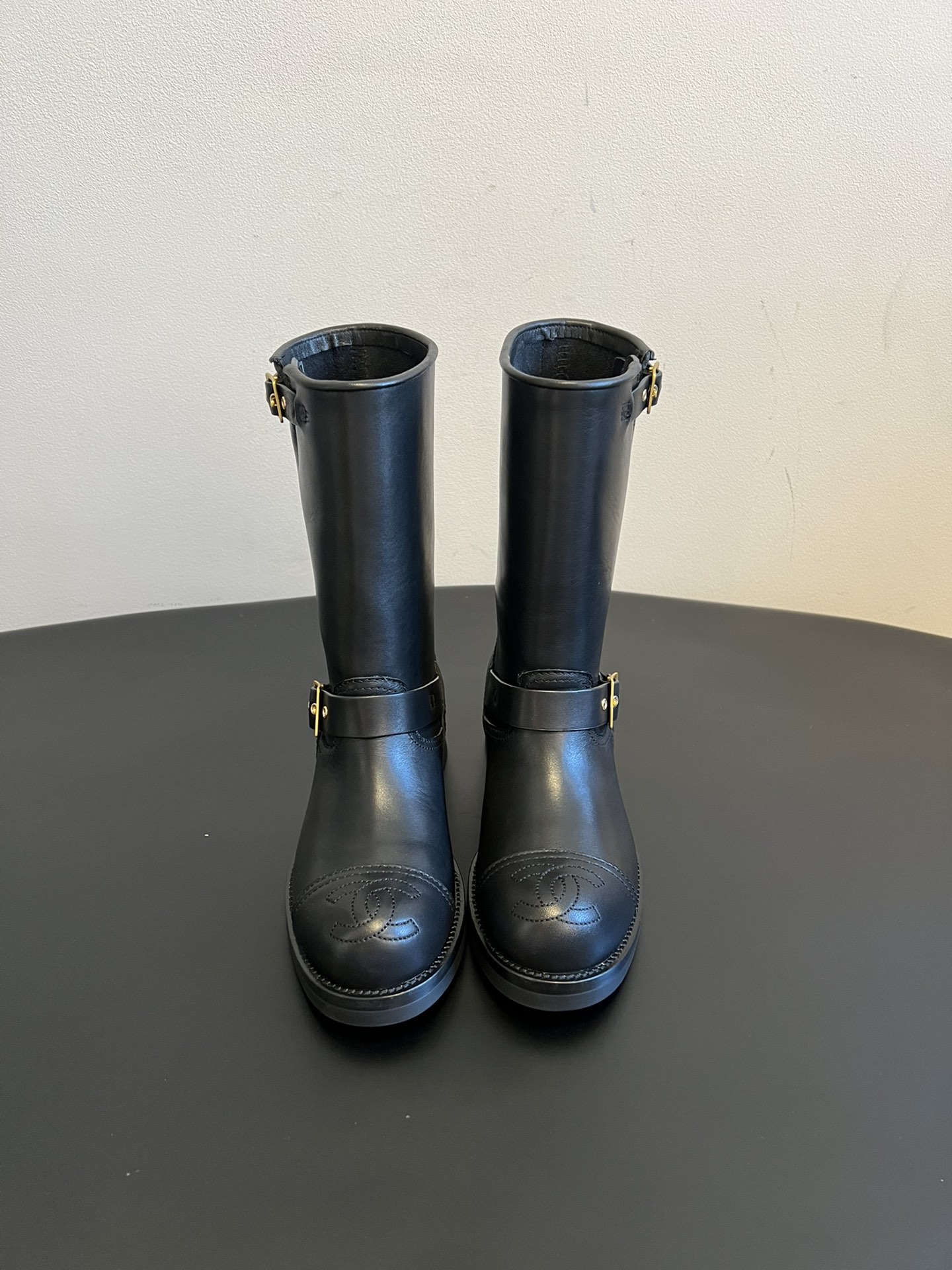 NO:628735,Made in Wandan, Chane* mid-calf knight boots with belt buckle are mid-calf knight boots. They are decorated with bi-metal belt buckles and have a retro motorcycle/British style coolness. The toe is a round toe + three-dimensional embroidery decoration, and the details are exquisite and recognizable.  The boot shaft is a straight and slightly loose version, which is highly tolerant to the leg shape and can modify the calf line. The sole is a low thick non-slip rubber sole, which is stable when walking and can quietly increase the height, taking into account fashion and practical wear. It not only retains the handsome and capable knight boots, but also weakens the toughness through the rounded toe and soft leather, which can be salty or sweet. The upper is made of calf, the lining is water-dyed cowhide, the outsole rubber molded sole is combined with leather welt, and the size is increased by 5cm  : 35-40 yards (customized sizes 40 are non-refundable), boots, chanel, boots, cowhide19860909莞产 Chane* 中古风皮带扣中筒骑士靴短靴 鞋型是中筒骑士靴,搭配双金属皮带扣装饰,自带复古机车/英伦风的酷感；鞋头是圆头+立体刺绣装饰,细节精致有辨识度. 靴筒是直筒微宽松版型,对腿型包容度高,能修饰小腿线条.鞋底是低粗跟防滑橡胶底,走路稳当还能悄悄增高,兼顾时髦与实穿性.既保留骑士靴帅气、干练,又通过圆润鞋头、柔和皮质弱化硬朗感,可盐可甜. 鞋面胎小牛 内里水染牛皮 大底橡胶成型底组合真皮沿条 增高5cm size :35-40码（40码定制不退换）,靴子,chanel,boots,cowhide,Women's Shoes