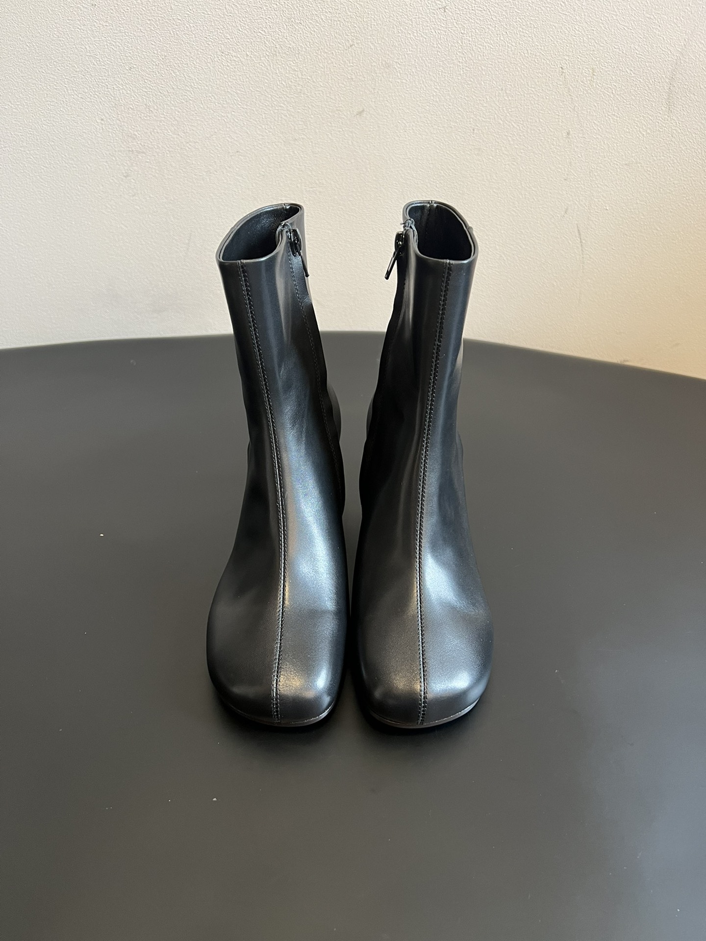 NO:616988,Lemair*'s new autumn and winter leather thick-heeled short boots are made of fine leather, with a soft texture and natural luster. The toe is a simple square toe design, with clean lines and a modern feel. The boot shaft is a short version that fits the ankle, making it visually slim and neat. The side is equipped with a zipper, making it easy to put on and take off while maintaining the overall minimalist style.  Paired with thick heel shoes, the height is moderate, taking into account both comfort and style. The color scheme is mainly low-saturated neutral tones, suitable for a variety of wearing styles. The overall design is minimalist and restrained, showing a low-key French elegant texture. Upper cowhide leather lining sheepskin outsole Genuine leather outsole Increased by 4.5cm Size: 35-40 yards (40 yards customization is not returnable), boots, boots, cowhide, sheepskin, Leather soles19860909Lemair*秋冬新款皮革粗跟短靴 采用细腻皮革材质,质感柔软且带有自然光泽.鞋头为简约方头设计,线条利落兼具现代感.靴筒为贴合脚踝的短款版型,视觉上显瘦利落.侧边配置拉链,穿脱方便且保持整体极简风格. 搭配粗跟鞋型,高度适中,兼顾舒适与造型感.配色以低饱和中性色调为主,适配多种穿搭风格.整体设计极简克制,呈现低调的法式优雅质感. 鞋面牛皮 内里羊皮 大底真皮大底 增高4.5cm size :35-40码（40码定制不退换）,靴子,boots,cowhide,sheepskin,Leather soles,Women's Shoes