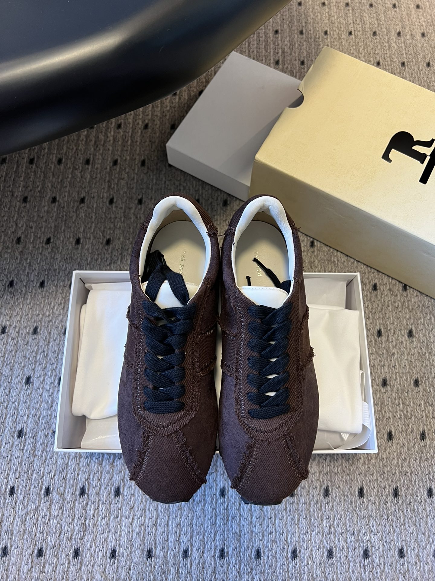 NO:616451,The Ro* niche retro fabric sports Forrest Gump shoes produced in Guan. The upper is made of spliced materials. The black model is matte nylon/canvas, and the brown model is suede + canvas. The surface has distressed stitching/raw edge details, creating a 'light retro' relaxed feeling;  The tongue/mouth of the shoe is edged with contrasting colors, and the shoelaces are thickly woven with rope knots. The details reveal the tone of 'niche design without conflicting style'. The sole is made of thin rubber material with fine texture, which feels close to the ground and light. It is suitable for daily commuting/light exercise and is not tiring when running wildly. The upper is imported cashmere and the lining is nylon cloth. The original molded outsole has a height of 3.5cm.  :35-40 size (40 size customization is non-refundable), casual shoes/sports shoes, sneakers19860909莞产 The Ro* 小众复古布面运动阿甘鞋 鞋面用拼接材质黑色款是哑光尼龙/帆布,棕色款是绒面革+帆布拼接,表面带有做旧缝线/毛边细节,营造“轻复古”的松弛感； 鞋舌/鞋口是撞色包边,鞋带是粗编织绳结款,细节处透出“小众设计不撞款”的调性.鞋底是薄底橡胶材质,带细密纹路,脚感贴地、轻便,适合日常通勤/轻度运动,暴走也不累； 鞋面进口羊绒 内里尼龙布 大底原版开模大底 增高3.5cm size :35-40码（40码定制不退换）,休闲鞋/运动鞋,sneakers,Women's Shoes