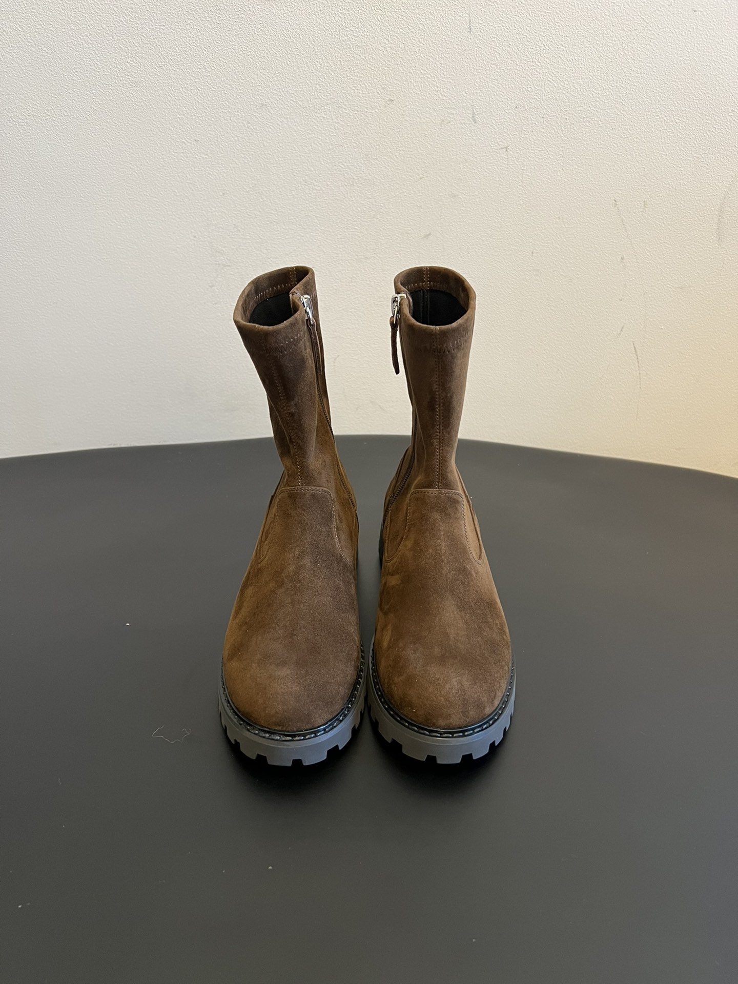 NO:616453,The Ro* new retro round-toe short boots made in Wandan for autumn and winter adopt the brand's iconic low-key minimalist style, with round toe + short tube + simple stitching, no unnecessary decoration, and a luxurious texture; the upper is made of Niu Jing, which is soft and delicate to the touch, and is usually paired with a sheepskin lining, which has good breathability and skin-friendly feel;  The boots have a slight elasticity and a side zipper, making them easy to put on and take off and fit the ankles to show the slenderness of the legs; paired with a thick toothed rubber outsole, it not only increases the heightening effect, but also takes into account the anti-slip and walking comfort, while neutralizing the softness of the 'soft surface material', giving it a more casual and cool feel; imported elastic Yangjing on the upper, original molded outsole of Yangjing on the inner, increased size by 3.5cm  :35-40 size (40 size customization is non-refundable), boots, boots, sheepskin, sheep19860909莞产 The Ro* 秋冬新款复古圆头短靴 走品牌标志性的低调极简风,圆头+短筒+简洁缝线,没有多余装饰,自带奢华的质感；鞋面用牛京触感柔软细腻,通常搭配羊皮内里,透气性和亲肤感都很好； 靴筒带轻微弹力,加上侧边拉链,穿脱方便且能贴合脚踝显腿细；搭配厚底齿状橡胶大底,既增加了增高效果,又兼顾了防滑和行走舒适度,同时中和了“软面材质”的柔感,多了点随性酷感； 鞋面进口弹力羊京 内里羊京 大底原版开模大底 增高3.5cm size :35-40码（40码定制不退换）,靴子,boots,sheepskin,sheep,Women's Shoes