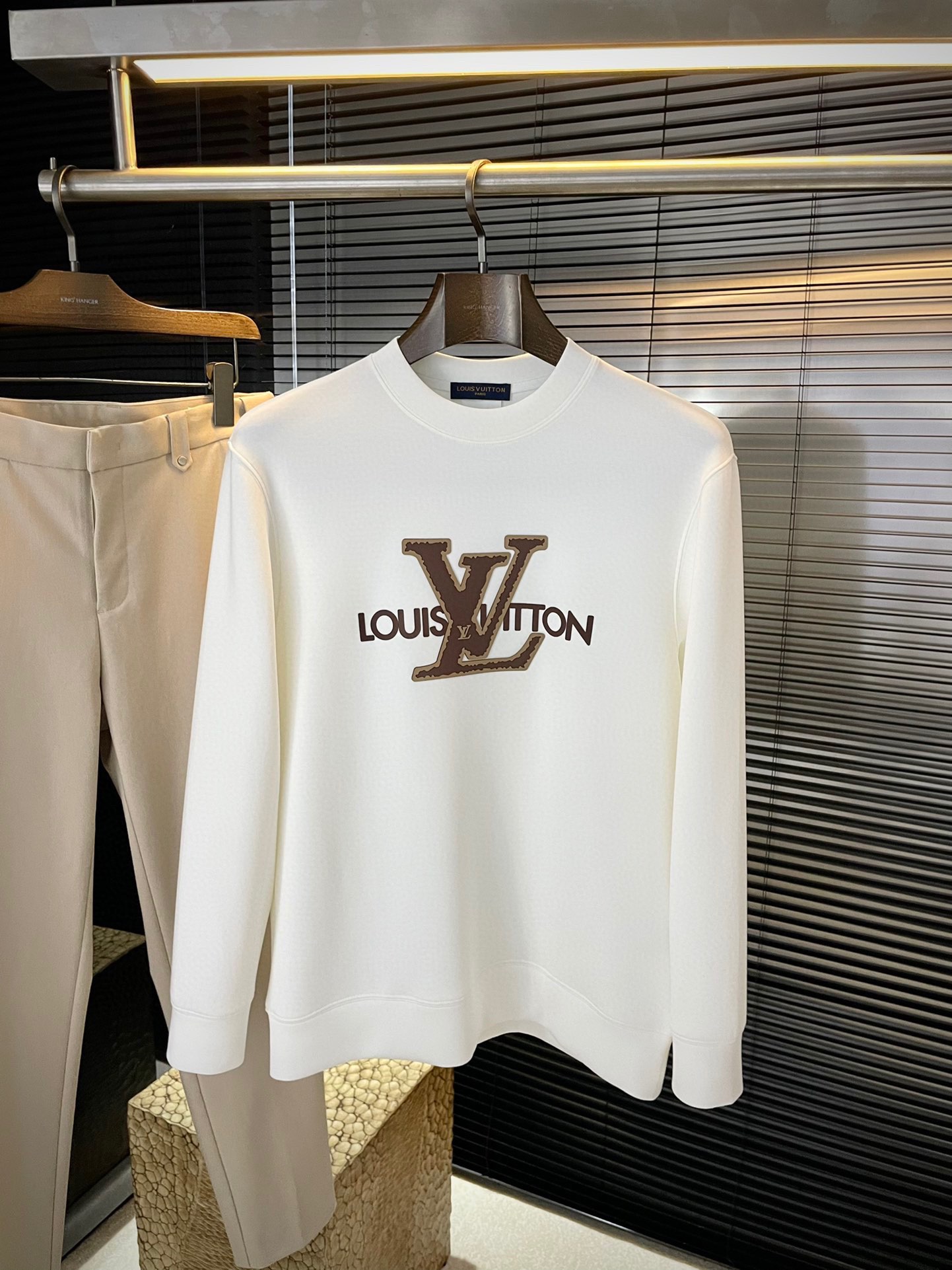 NO:610858,P LOUIS VU (Louis) 2025 new autumn style, the latest sweatshirts at the counter. The original version is casual and versatile, with a casual and lazy style. Customized original modal fabric, which is extremely comfortable. High-end atmosphere, does it have the taste of autumn, the first choice. Size M-3XL Purchasing level...,, louis vuitton, louis vuitton, hoodie, sweatshirts, alexander wang19860909P  LOUIS VU（路易）2025秋季新款,专柜最新卫衣 原版版型上身休闲百搭、随性慵懒范,定制原版莫代尔面料,舒适感爆棚.高端大气,秋天的味道有没有,首选 .码数 M-3XL 代购级别……,,louis vuitton,louis vuitton,hoodie,sweatshirts,alexander wang,Men's clothing