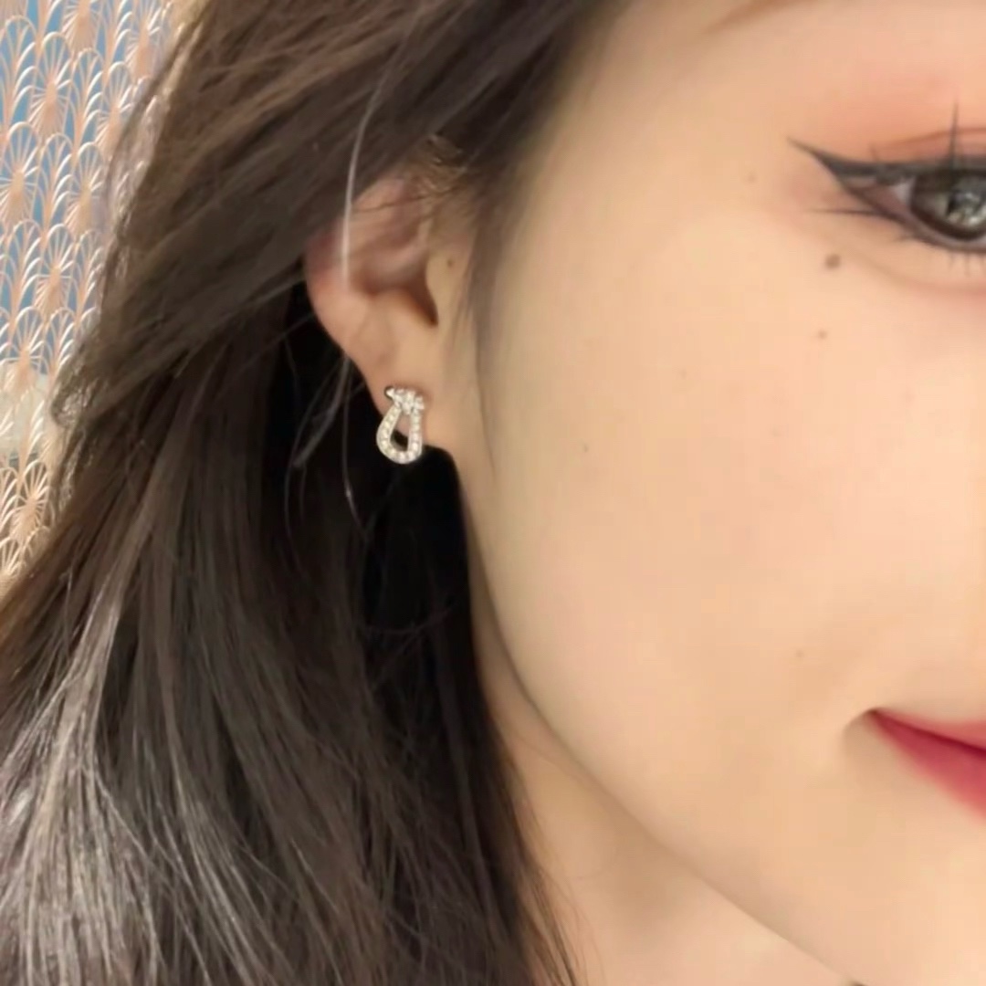 NO:603614,New product launch hot rose gold, silver, golden Fred Feiden rose gold full diamond horse hoof unisex style high quality small earrings big brand fashion exquisite FORCE series earrings high-end customization ~ sub-gold micro-plating 18k gold process Seiko horseshoe buckle head earrings!  The upper body effect is very versatile. Internet celebrity, a must-have item for fashionistas. Rose gold buckle, same style for men and women, couple style, jewelry boutique, earrings19860909新品发布火爆玫瑰金、银色、金色费雷德 Fred斐登玫瑰金满钻小马蹄中性款高品质小耳钉大牌 时尚 精致FORCE 系列耳环高端定制～亚金微电镀18k金工艺 精工马蹄扣头耳钉！上身效果非常百搭 网红达人 时尚一族必备单品 玫瑰金扣头男女同款情侣款,饰品精品,earrings,Jewelry