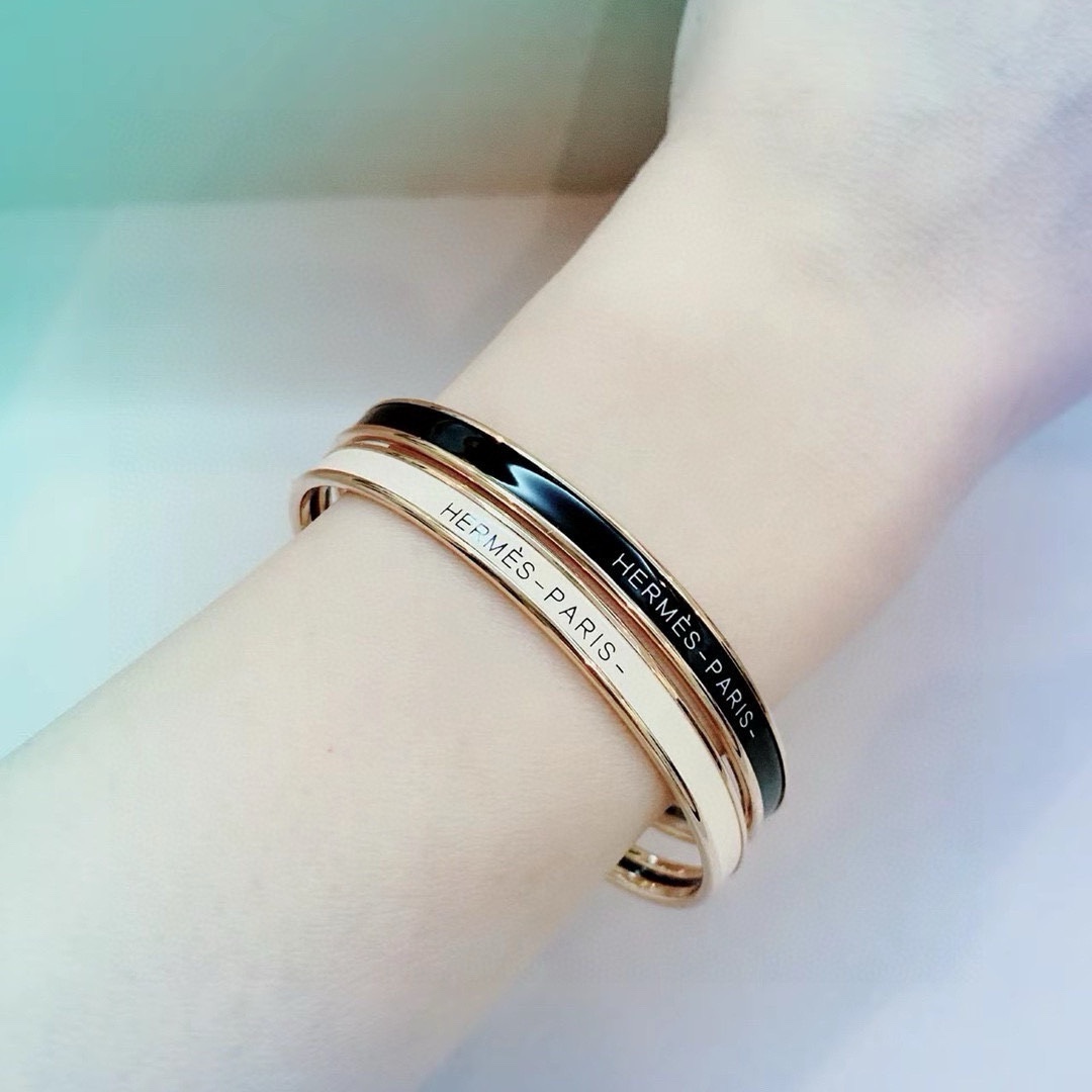 NO:603637,The rose gold cream white that I have longed for has been shipped. The Hermes enamel bracelet is small and fine. The high version is one to one precision version. The frozen milk color narrow version has been loved by MM since its launch. Each color has its own unique brilliance!  The effect is very nice!  The tiniest one!  It is more durable than ordinary models and shows fair skin tone. Tiffany green is so beautiful, jewelry boutique, hermes, hermes, bracelet19860909心心念念的玫瑰金奶油白出货了爱马仕Hermes珐琅手镯小号细款高版本一比一精工版 冻奶色窄版从上市以来一直深受MM喜爱每一种颜色都有它独一无二的光彩！上手效果非常好看！最细小的一款！比普通款更耐看显肤色白皙蒂芙妮绿也太美了吧,饰品精品,hermes,hermes,bracelet,Jewelry