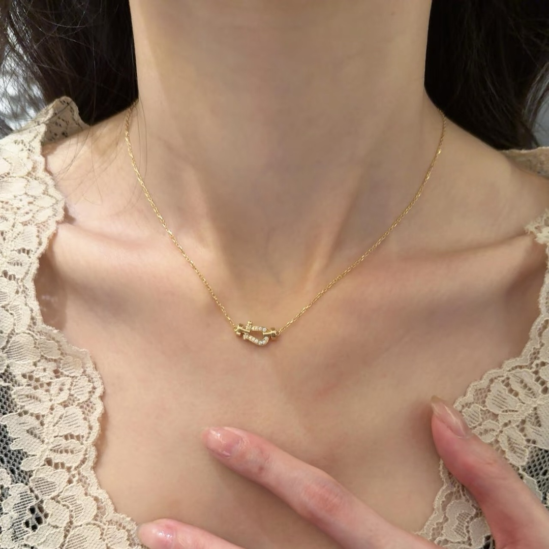 💥新品发布❤火爆🎉钢丝费雷德 Fred斐登满钻、半钻、无钻马蹄扣中性款高品质黑色钢丝绳手链手镯！本命绳👉🏻大牌 时尚 精致💠FORCE 系列手链⭐高端定制～亚金微电镀18k金工艺 精工马蹄扣头手镯！上手效果非常百搭💍 网红达人 时尚一族必备单品 玫瑰金、黄金、银色扣头😘男女情侣款两个码数：17/19cm