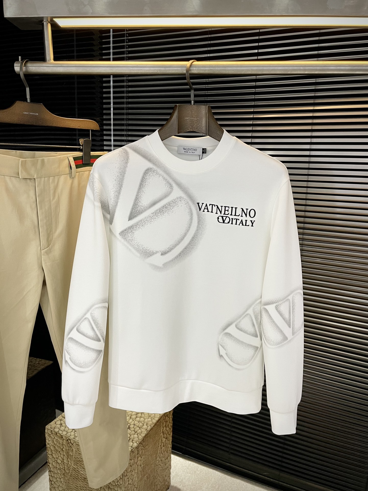 NO:610854,P VLTN-(Valentino) 2025 new autumn style, the latest sweatshirts at the counter. The original version is casual and versatile on the upper body, casual and lazy. Customized original polyester fabric, extremely comfortable. High-end atmosphere, does it have the taste of autumn, the first choice. Size 48-56 Purchasing level...,,valentino,hoodie,sweatshirts,alexander wang19860909P  VLTN-（华伦天奴） 2025秋季新款,专柜最新卫衣 原版版型上身休闲百搭、随性慵懒范,定制原版涤纶面料,舒适感爆棚.高端大气,秋天的味道有没有,首选 .码数 48-56 代购级别……,,valentino,hoodie,sweatshirts,alexander wang,Men's clothing