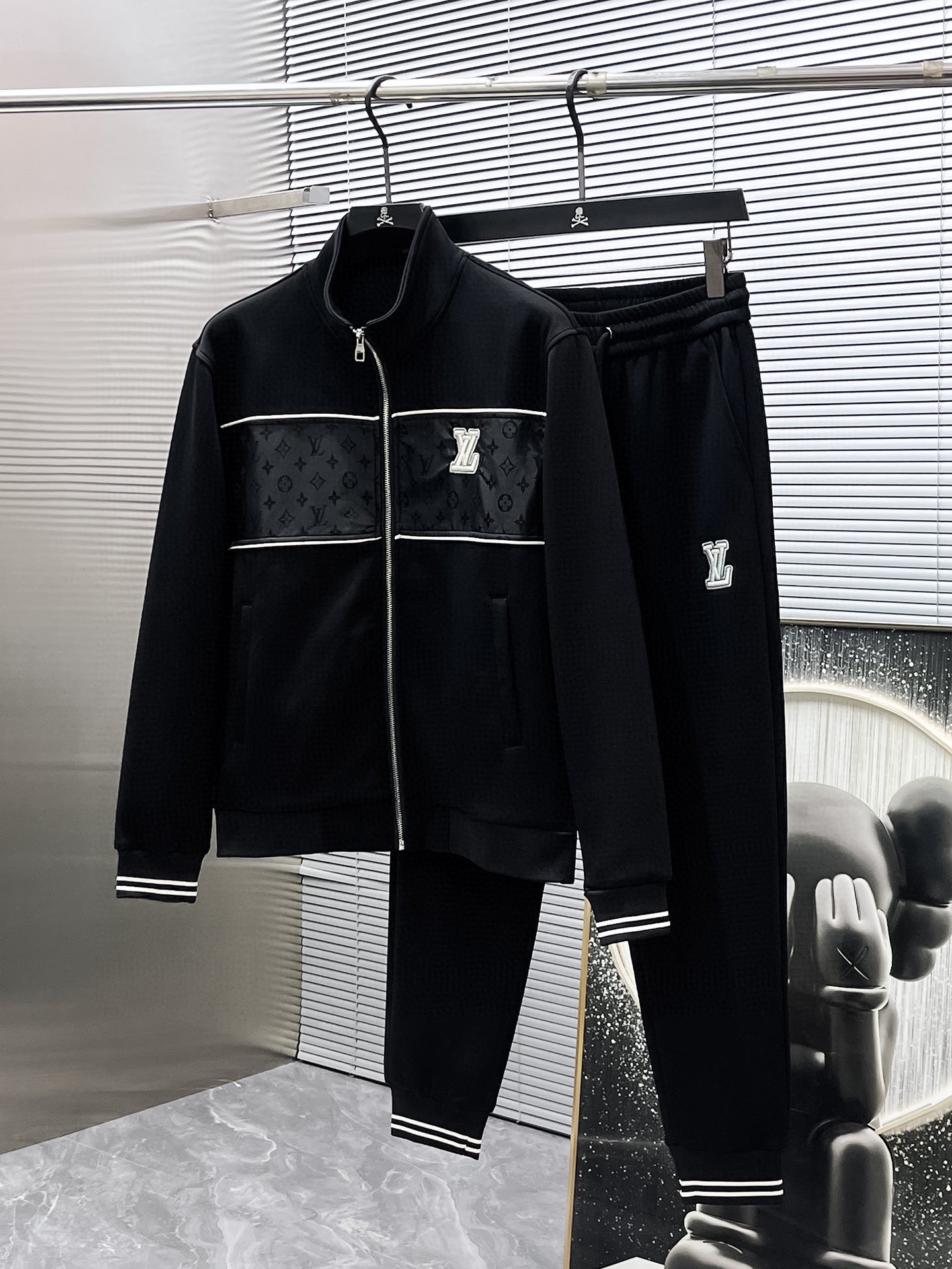 425💰 LV 爆款套装来袭 专注官网原版 2025全新爆款开衫套装 原单狠货🇭🇰倾注顶级设计师的精心之作 就为一个贴合、完美的上身效果 全天然优质天丝罗马棉100%,贴身的舒适感 高贵典雅!原厂五金无不彰显优雅高贵气质!专柜尺码:M-3XL(最大穿到190斤)