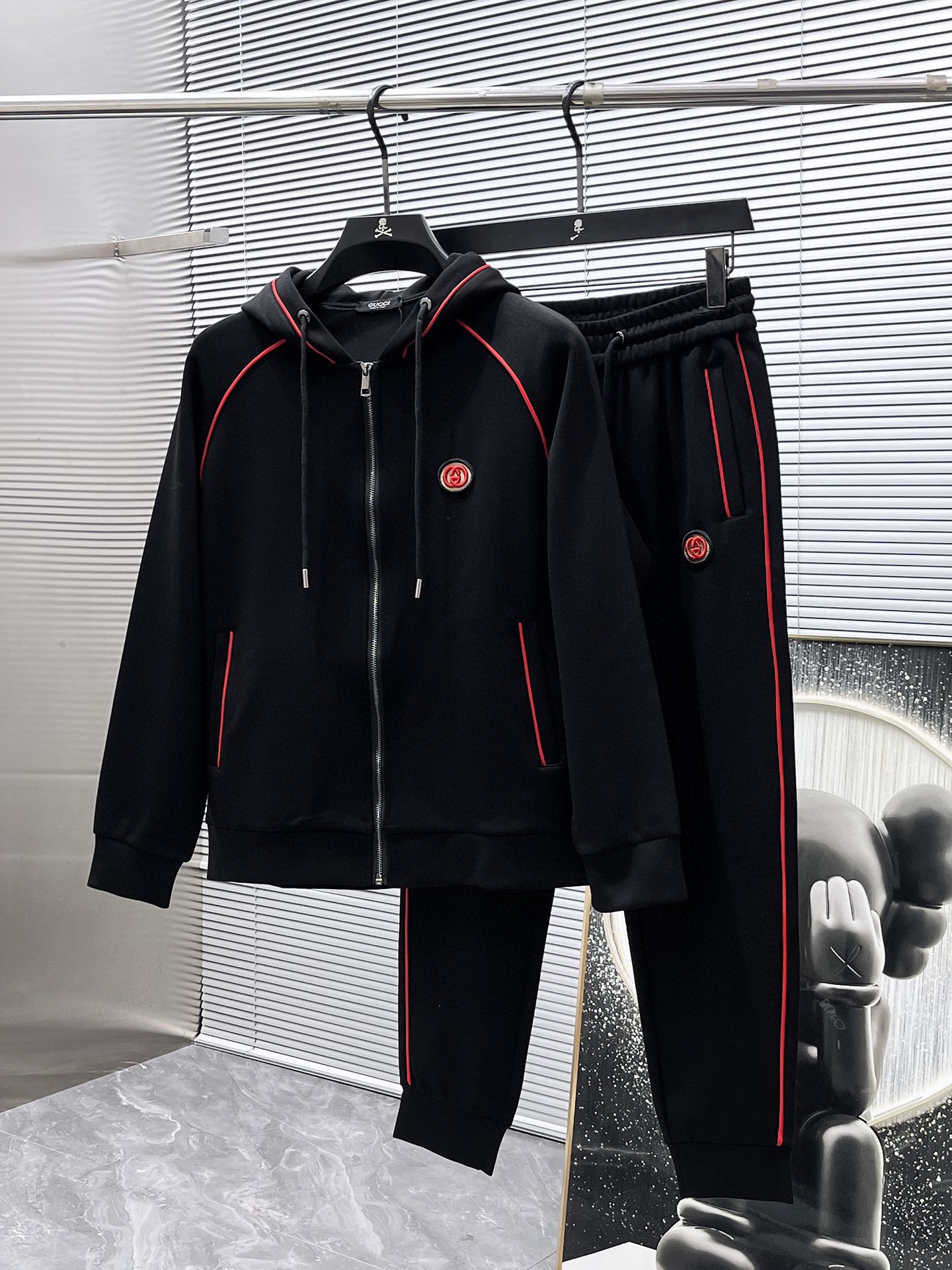 425💰 古奇 爆款套装来袭  专注官网原版 2025全新爆款开衫套装 原单狠货🇭🇰倾注顶级设计师的精心之作 就为一个贴合、完美的上身效果 全天然优质天丝罗马棉100%，贴身的舒适感 高贵典雅！原厂五金无不彰显优雅高贵气质！专柜尺码：M-3XL（最大穿到190斤）