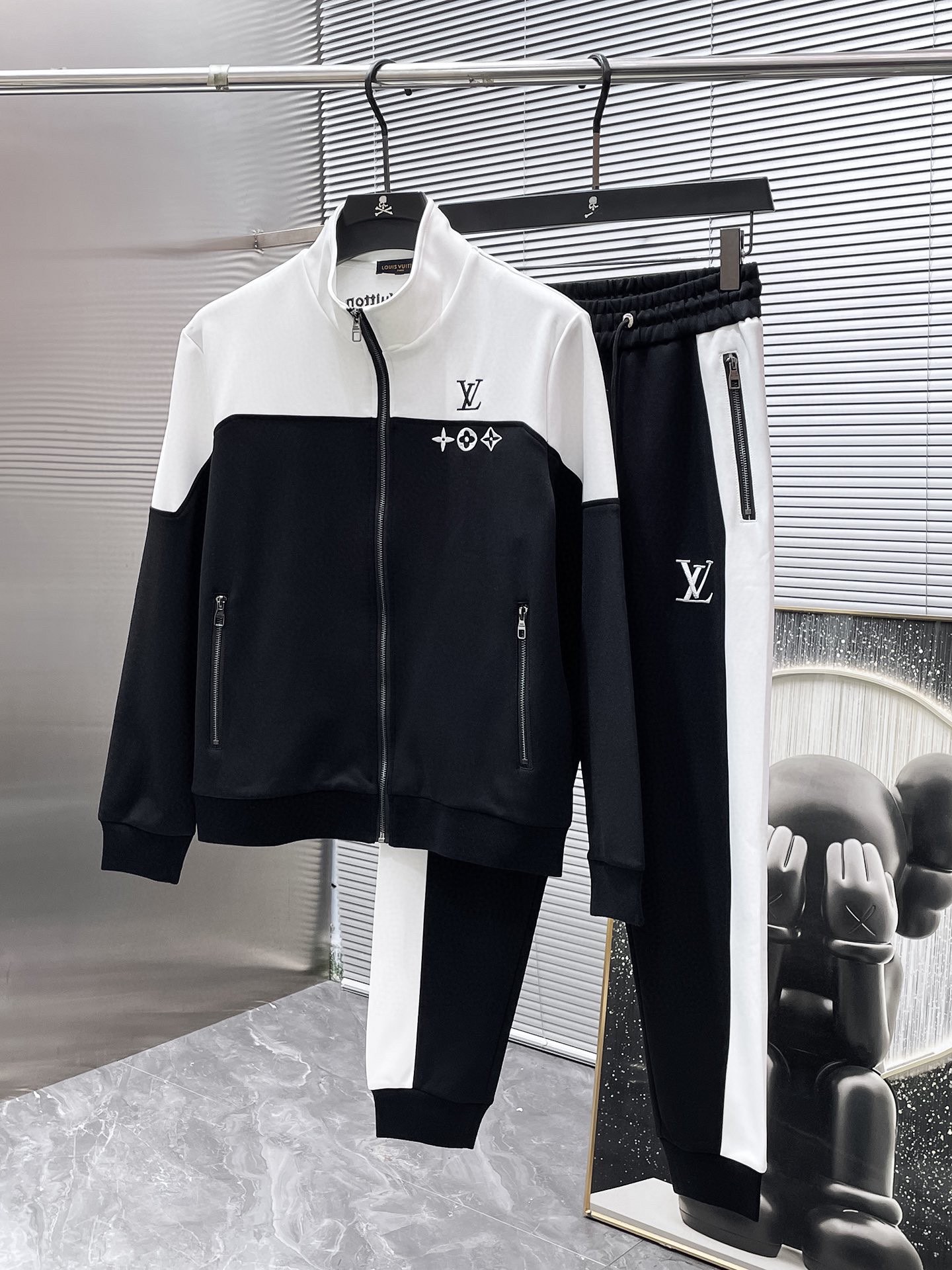 Louis Vuitton Men's Black & White Tracksuit Set: Stylish & Comfortable
