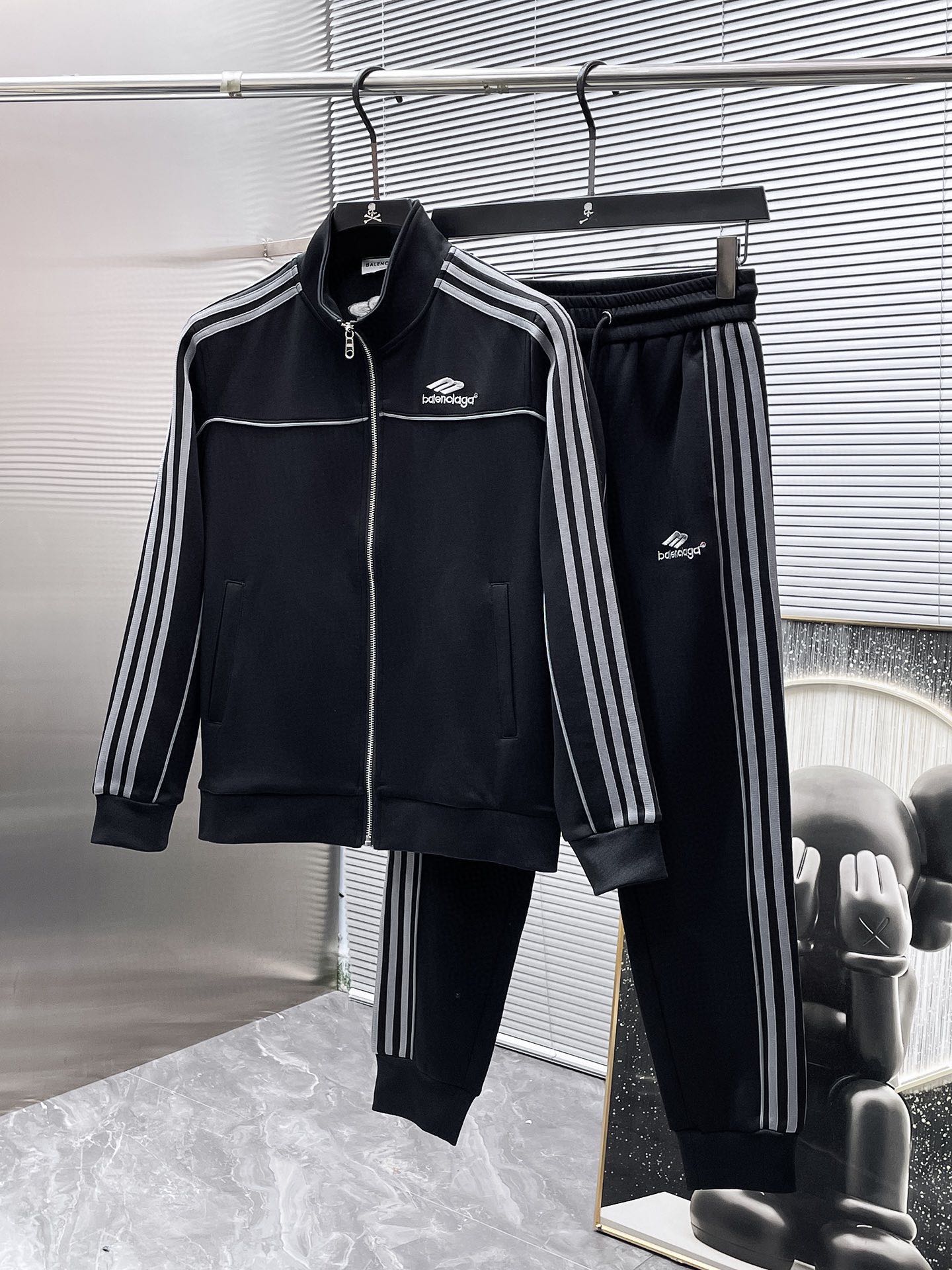 425💰 巴黎世家 爆款套装来袭  专注官网原版 2025全新爆款开衫套装 原单狠货🇭🇰倾注顶级设计师的精心之作 就为一个贴合、完美的上身效果 全天然优质天丝罗马棉100%，贴身的舒适感 高贵典雅！原厂五金无不彰显优雅高贵气质！专柜尺码：M-3XL（最大穿到190斤）