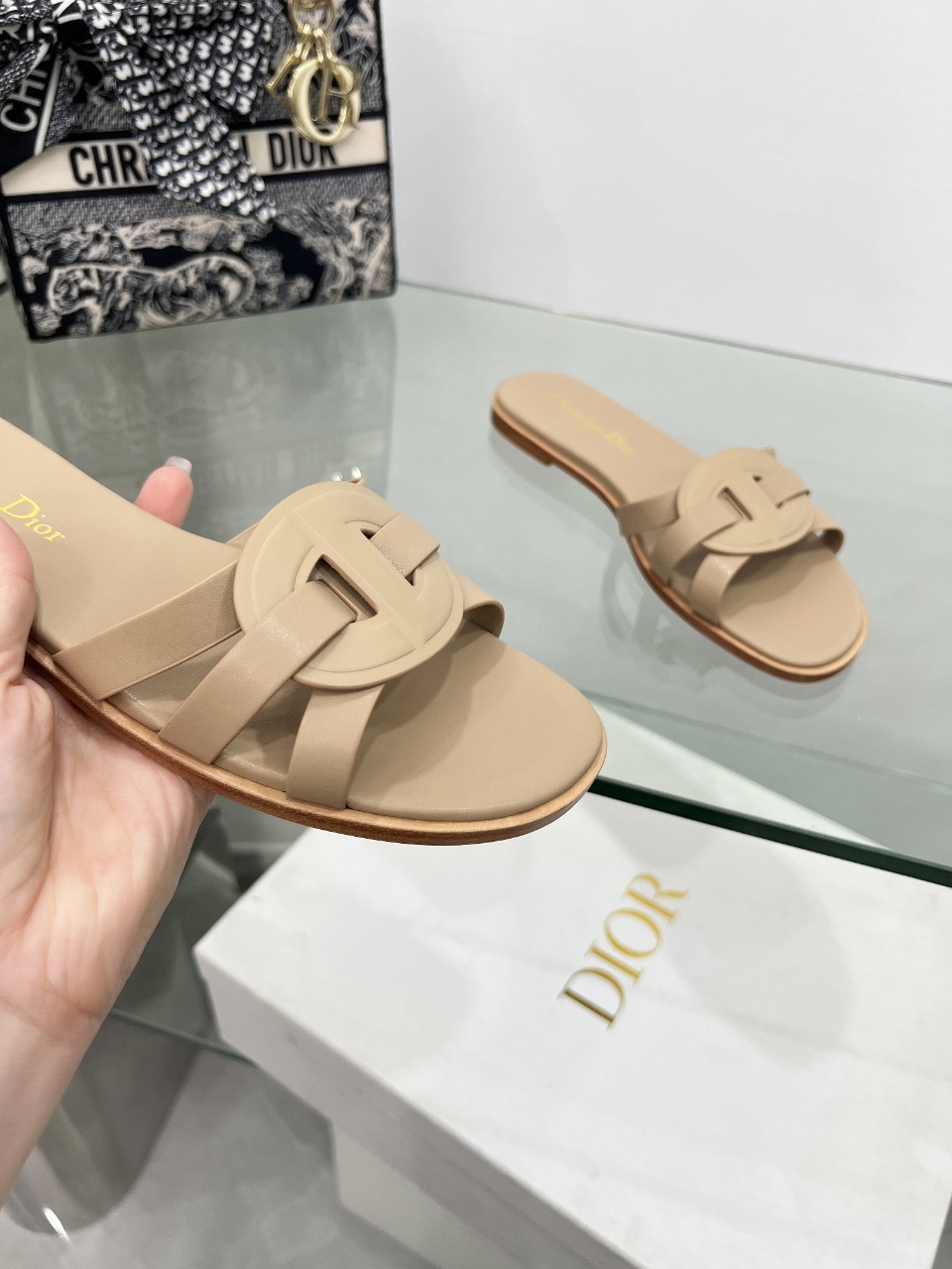 NO:630663,2026 Spring and Summer New Dior Dior D-Club Pearl CD Letter Buckle Cross Strap Thick Heel Sandal Slippers Braided Strap Flat Slippers This sandal is a new product in the 2025 autumn series, reinterpreting the classic style with a simple and elegant design. The exquisite cow leather straps on the upper are embellished with the cross CD logo. The padded insole is comfortable to wear, and the simple design is easy to put on and take off, making it easy to create a casual look. A pair of versatile items that can enhance the overall texture, suitable for investment in a long-term wardrobe. The upper is made of customized cowhide  Original open-molded Italian thick leather outsole, size 35-39 (34.40.41.42.43 custom-made, non-returnable), slippers, dior, dior, slippers, cowhide, Leather soles198609092026春夏新款Dior 迪奥D-Club 珍珠CD字母扣交叉带粗跟凉拖鞋编织带平底拖鞋 这款 凉拖是二零二五秋季系列新品,以简约优雅的设计重新诠释经典款式.鞋面精致的牛皮革饰带点缀以交叉CD标志.加垫内底穿着舒适,简约的设计便于穿脱,轻松打造休闲造型.一双能提升整体质感的百搭单品,适合投资于长期衣橱. 鞋面定制牛皮 鞋底原版开模意大利加厚真皮大底 码数35-39（34.40.41.42.43定做不退换）,拖鞋,dior,dior,slippers,cowhide,Leather soles,Women's Shoes