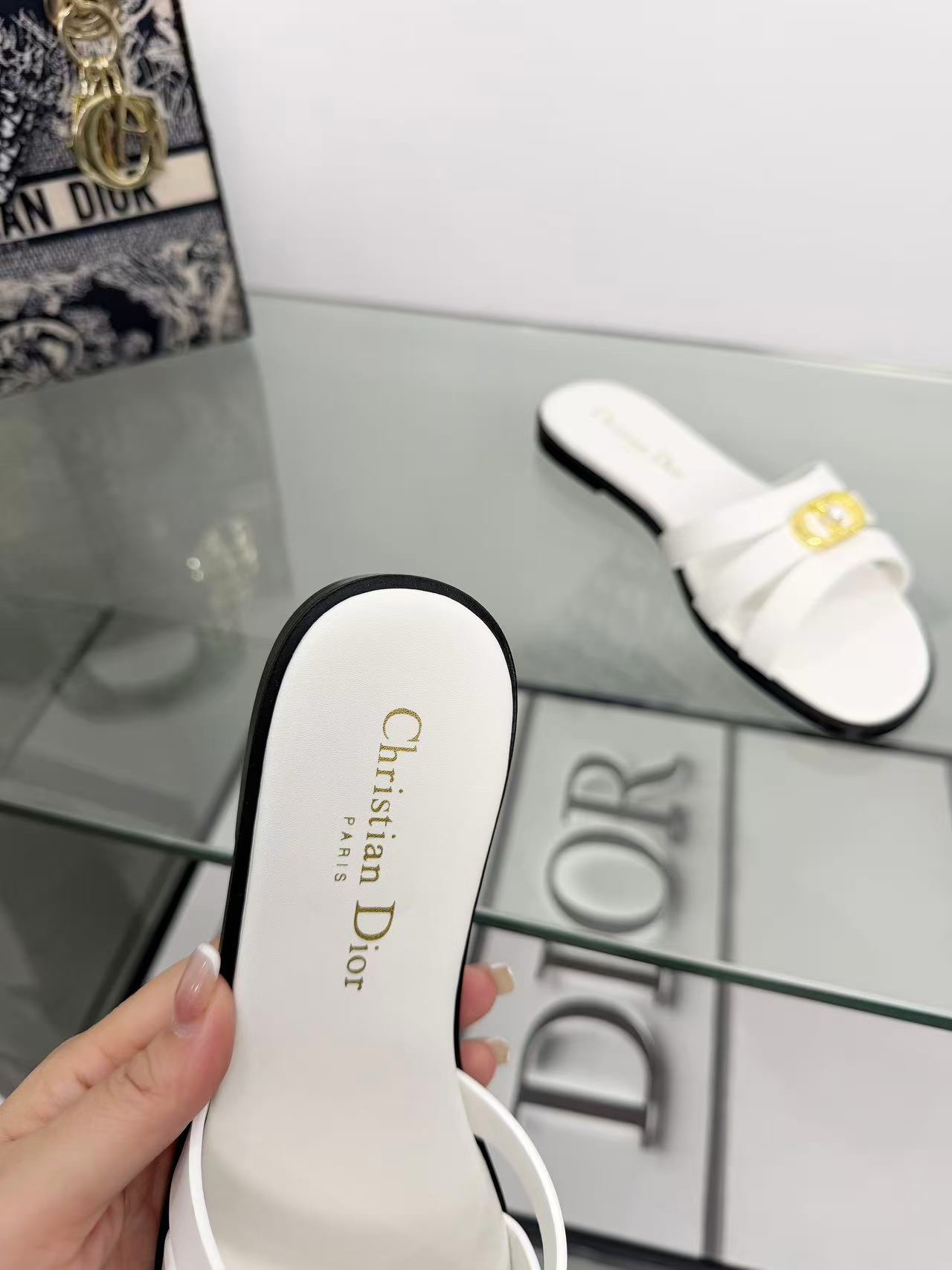 NO:630667,2026 Spring and Summer New Dior Dior D-Club Pearl CD Letter Buckle Cross Strap Thick Heel Sandal Slippers Braided Strap Flat Slippers This sandal is a new product in the 2025 autumn series, reinterpreting the classic style with a simple and elegant design. The exquisite cow leather straps on the upper are embellished with the cross CD logo. The padded insole is comfortable to wear, and the simple design is easy to put on and take off, making it easy to create a casual look. A pair of versatile items that can enhance the overall texture, suitable for investment in a long-term wardrobe. The upper is made of customized cowhide  Original open-molded Italian thick leather outsole, size 35-39 (34.40.41.42.43 custom-made, non-returnable), slippers, dior, dior, slippers, cowhide, Leather soles198609092026春夏新款Dior 迪奥D-Club 珍珠CD字母扣交叉带粗跟凉拖鞋编织带平底拖鞋 这款 凉拖是二零二五秋季系列新品,以简约优雅的设计重新诠释经典款式.鞋面精致的牛皮革饰带点缀以交叉CD标志.加垫内底穿着舒适,简约的设计便于穿脱,轻松打造休闲造型.一双能提升整体质感的百搭单品,适合投资于长期衣橱. 鞋面定制牛皮 鞋底原版开模意大利加厚真皮大底 码数35-39（34.40.41.42.43定做不退换）,拖鞋,dior,dior,slippers,cowhide,Leather soles,Women's Shoes