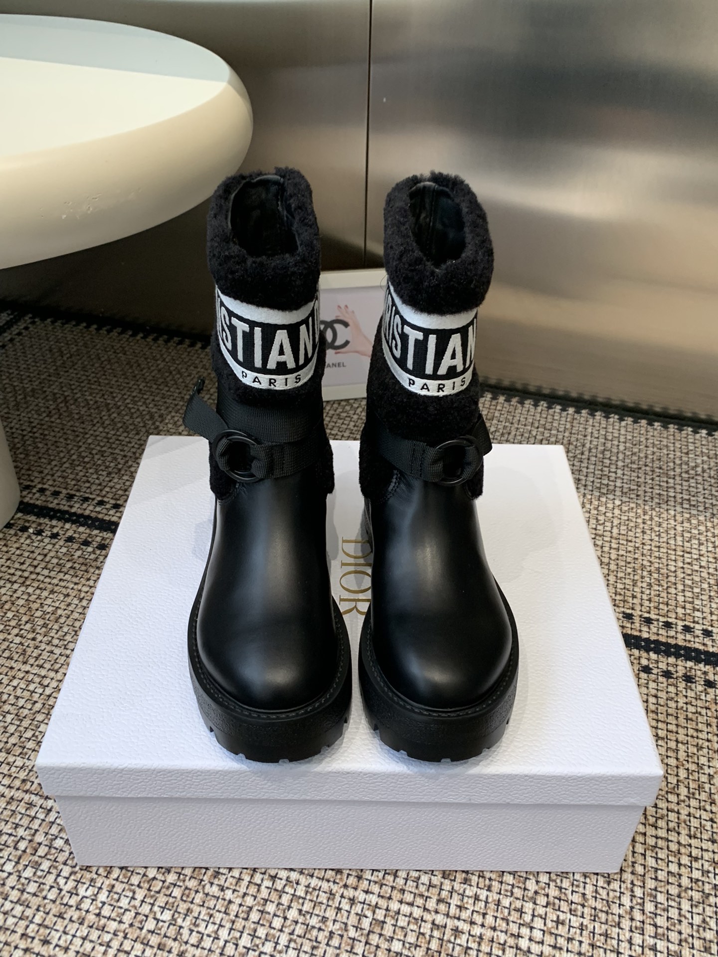 NO:615337,Dior Dior's new autumn and winter wool short boots are equipped with buckle straps, which not only improves practicality but also adds tough details of workwear style to the whole. The thick-soled design has both a heightening effect and a retro texture. This boots is highly versatile and can be flexibly combined with clothing and accessories according to different style needs. It can easily adapt to various scenes such as daily outings, parties or light workplaces. The upper is made of cowhide, and the lining is made of wool. The original open-molded outsole.  Size 35-39 (40.41 custom-made, non-refundable), boots, dior, dior, boots, cowhide19860909Dior 迪奥 秋冬新款羊毛短靴靴身配有搭扣式绑带 既提升实用性 又为整体增添工装风的硬朗细节 厚底设计则兼具增高效果与复古质感 这款靴款的百搭性较强 可根据不同风格需求 灵活组合服饰与配饰 轻松适配日常出街 派对或轻职场等多种场景 鞋面牛皮材质 羊毛内里 原版开模大底 码数35-39（40.41定做不退换）,靴子,dior,dior,boots,cowhide,Women's Shoes