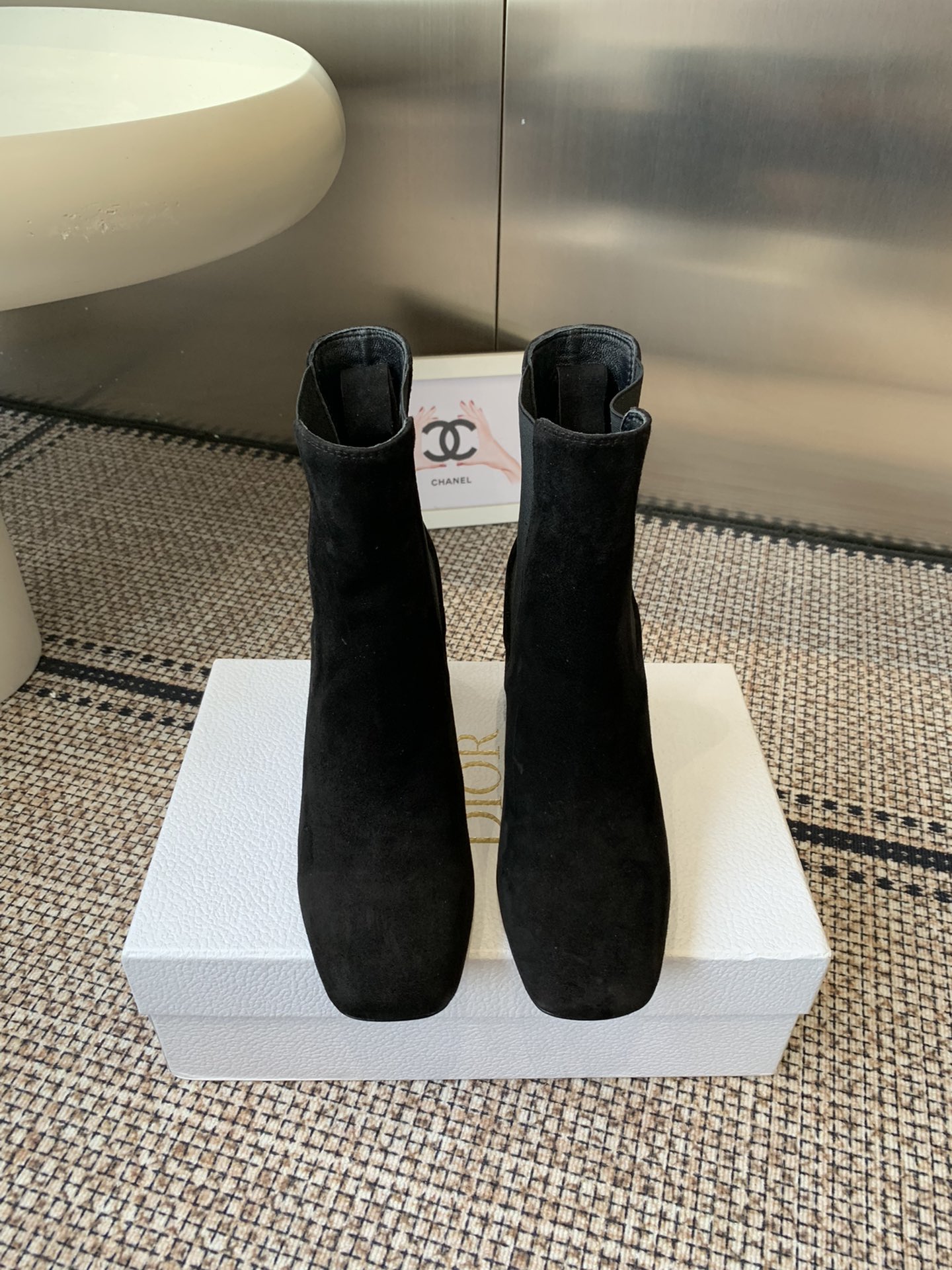 NO:615339,Dior Dior 25ss new autumn and winter thick-heeled short boots. This D-Shadow high-heeled sleeve boots are double-layer elastic and suitable for autumn and winter. The 8cm cylindrical heel and the heel brand characteristic details of the electronic film highlight the fashionable and elegant charm. The fabric is mixed sheepskin. The lining/foot-padding sheepskin is imported genuine leather outsole. The size is 35-39 (40.41.42).  Customized (non-refundable), boots, dior, dior, boots, sheepskin, Leather soles19860909Dior迪奥 25ss秋冬新款 粗跟短靴  这款 D-Shadow高跟套筒靴子 双层松紧 秋冬搭配 8厘米圆柱形鞋跟和鞋跟品牌特色细节电度片彰显时尚高雅的魅力 面料混种羊皮 内里/垫脚羊皮 进口真皮大底码数35-39（40.41.42 定做不退换）,靴子,dior,dior,boots,sheepskin,Leather soles,Women's Shoes