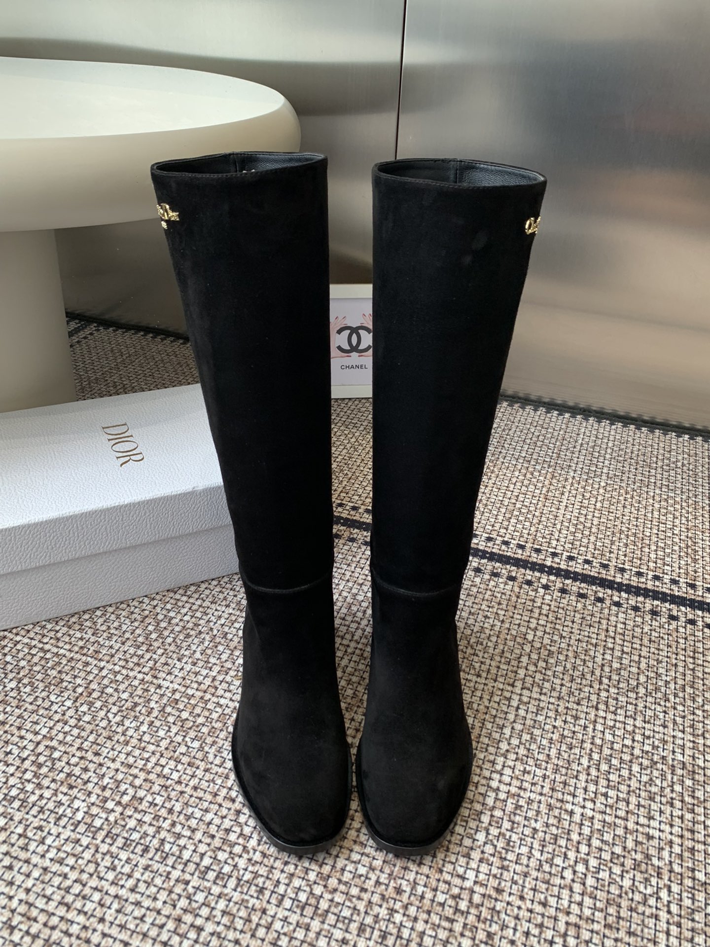 NO:615341,Dior Dior's 25 new autumn and winter products, punk style boots, knight boots, original development of versatile slim feet, three-dimensional and full shape, novel style, perfect details, cool, decorated with two-color original electroplated 'Christian Dior' logo on the top, comfortable, luxurious and classy upper foot, showing temperament, fabric cowhide, sheepskin lining, imported genuine leather outsole  Size 35-39 (40.41.42 customized, non-refundable), boots, dior, dior, boots, cowhide, sheepskin, Leather soles19860909Dior迪奥 25秋冬新品 朋克风 长靴 骑士靴 原版开发百搭瘦脚 造型立体饱满 设计风格新颖 细节完美 酷炫 顶部饰以双色原版电镀“Christian Dior”标志 上脚舒适奢华大气上档次 彰显气质 面料牛皮 内里羊皮 进口真皮大底 码数35-39（40.41.42定做不退换）,靴子,dior,dior,boots,cowhide,sheepskin,Leather soles,Women's Shoes