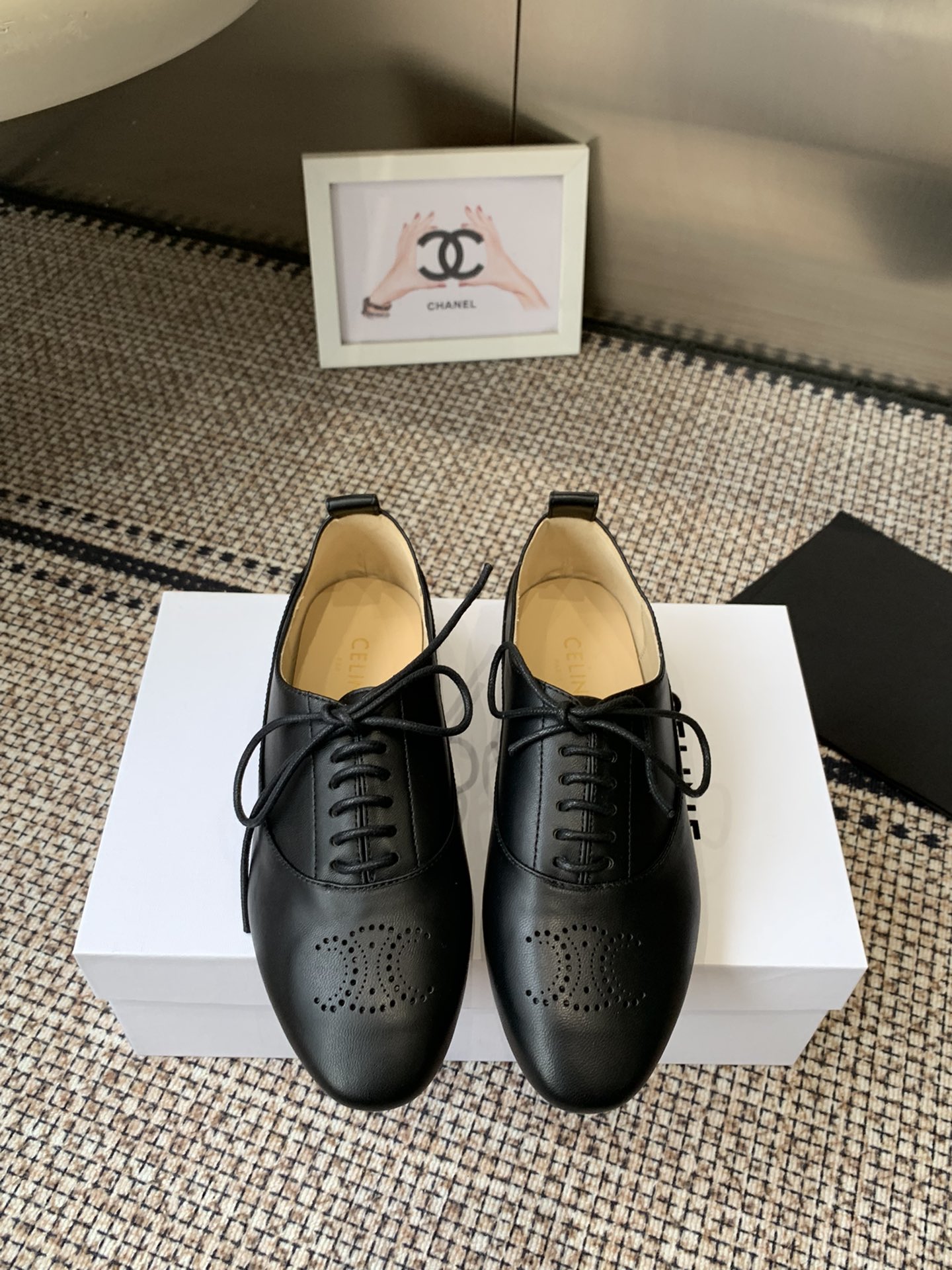 NO:615335,Celine 25ss autumn and winter new lace-up British-style small leather shoes. The classic Arc de Triomphe logo LOGO is combined with the classic style of the 1970s. Retro casual yet youthful and western style ~ very versatile for daily wear. Light and breathable on the feet ~ fashionable and western style. Casual going out ~ very good-looking. The upper is made of original imported soft patent leather mixed sheepskin, the inner lining is sheepskin, and the sole is original and customized with genuine leather outsole imported from Italy.  Size 35-39 (40.41 customized), single shoes, celine, celine, sheepskin, Leather soles19860909Celine 赛琳25ss秋冬新款系带英伦风小皮鞋 经典凯旋门标志LOGO再融合70年代经典款式 复古休闲又不乏青春洋气～日常穿着非常百搭 上脚轻便透气～时髦洋气 随性出门～巨好看 鞋面采用原版进口软漆皮混种羊皮 内里垫脚羊皮 鞋底原版定制意大利进口真皮大底 码数35-39（40.41定做）,单鞋,celine,celine,sheepskin,Leather soles,Women's Shoes