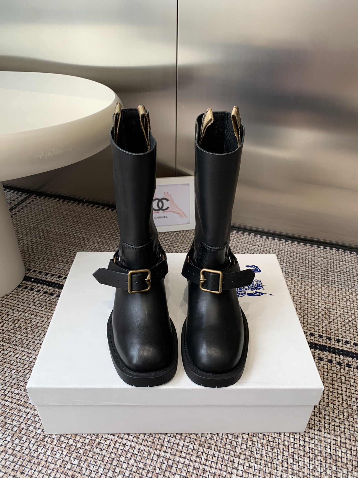 NO:615331,Top version BURBERRY ~ Burberry 25ss new autumn and winter mid-calf boots BBR from designer Daniel Lee, new design boots for autumn and winter. Yi Mengling has the same style on the feet of many Internet celebrities. This autumn and winter limited edition is very difficult to buy in the counter. It looks very hard, but it is actually very soft and easy to wear. The foot feels great. The boots are wide and wide. Regardless of whether the legs are thick or thin, they can be worn with a loose feeling and very straight legs. Full of punk style ZP molded Blue Knight shoes  Customized imported real calfskin upper, custom-made sheepskin lining, original molded outsole, heel height 3.5cm, size 35-39 (custom-made 40 non-returnable), boots, burberry, burberry, boots, cowhide, sheepskin19860909顶级版本 BURBERRY～巴宝莉 25ss秋冬全新 中筒靴 BBR 出自设计师Daniel Lee 秋冬全新设计新款靴子 易梦玲同款超多网红明星上脚 今年秋冬限定款 专柜非常难买 看着很硬的样子 其实非常软巨好穿 脚感超赞 靴筒宽大 不管腿粗腿细 都能穿出宽松感而且非常显腿直 朋克风十足 ZP开模蓝骑士鞋 鞋面定制进口真小牛皮 内里订制绵羊皮 鞋底原版开模大底 跟高3.5cm 码数35-39（40定做不退换）,靴子,burberry,burberry,boots,cowhide,sheepskin,Women's Shoes