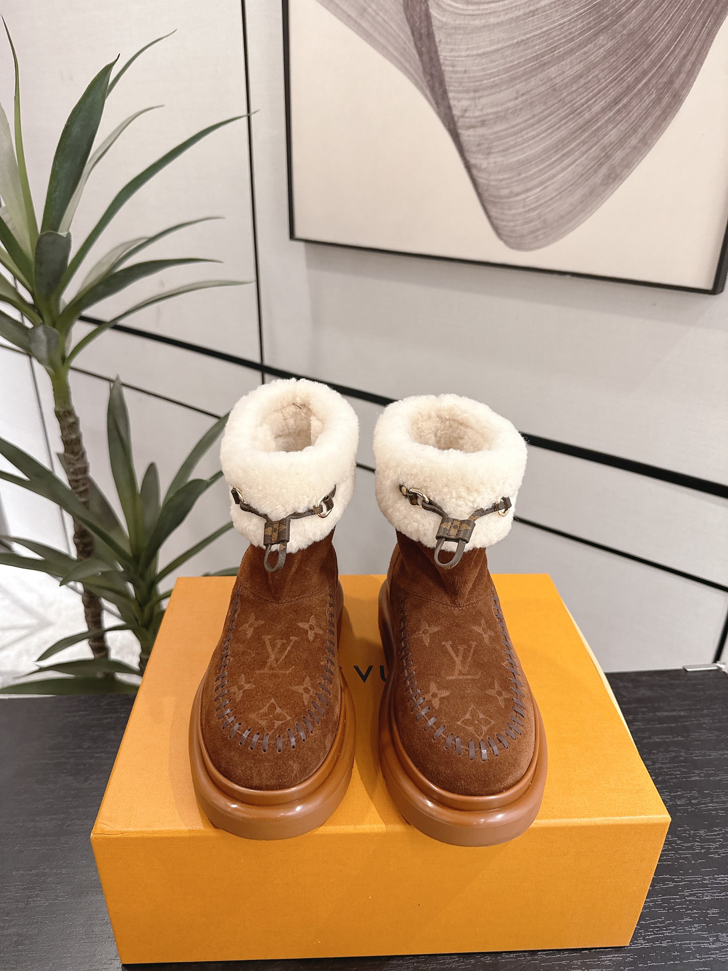 NO:630895,Top quality high-top Louis Vuiton·Louis Vuitton 2025ss new LV winter ski series Monogram snow boots, highly recognizable! The lining is soft sheepskin, which has perfect thermal insulation properties. The thick rubber soles are non-slip and are about 6cm taller. They are perfect for cold weather and are easy to put on and take off. They are fashionable with jeans or down jackets, comfortable and practical. They are a must-have item for winter travel! Fabric: cow suede/electric embroidery process/presbyopia leather, lining original wool lining, sole original molded outsole, size 35-40 (41. Customized, non-refundable), half-drag snow boots, louis vuitton, louis vuitton, louis vuitton, boots, jeans, down jacket, sheepskin19860909顶级品质高帮 Louis Vuiton·路易威登 2025ss新款 LV冬季滑雪系列Monogram雪地靴,辦识度超高！内里柔软羊皮毛,保暖力满分,厚底橡胶鞋底防滑又增高约6cm,超适合寒冷天气穿,穿脱方便,搭配牛仔裤或羽绒服都很时髦,舒适又实用,是冬季出行必备单品！ 面料牛反绒/电绣工艺/老花皮 内里原版羊毛里 鞋底原版开模大底 码数35-40（41.订做不退换）,半拖雪地靴,louis vuitton,louis vuitton,louis vuitton,boots,jeans,down jacket,sheepskin,Women's Shoes