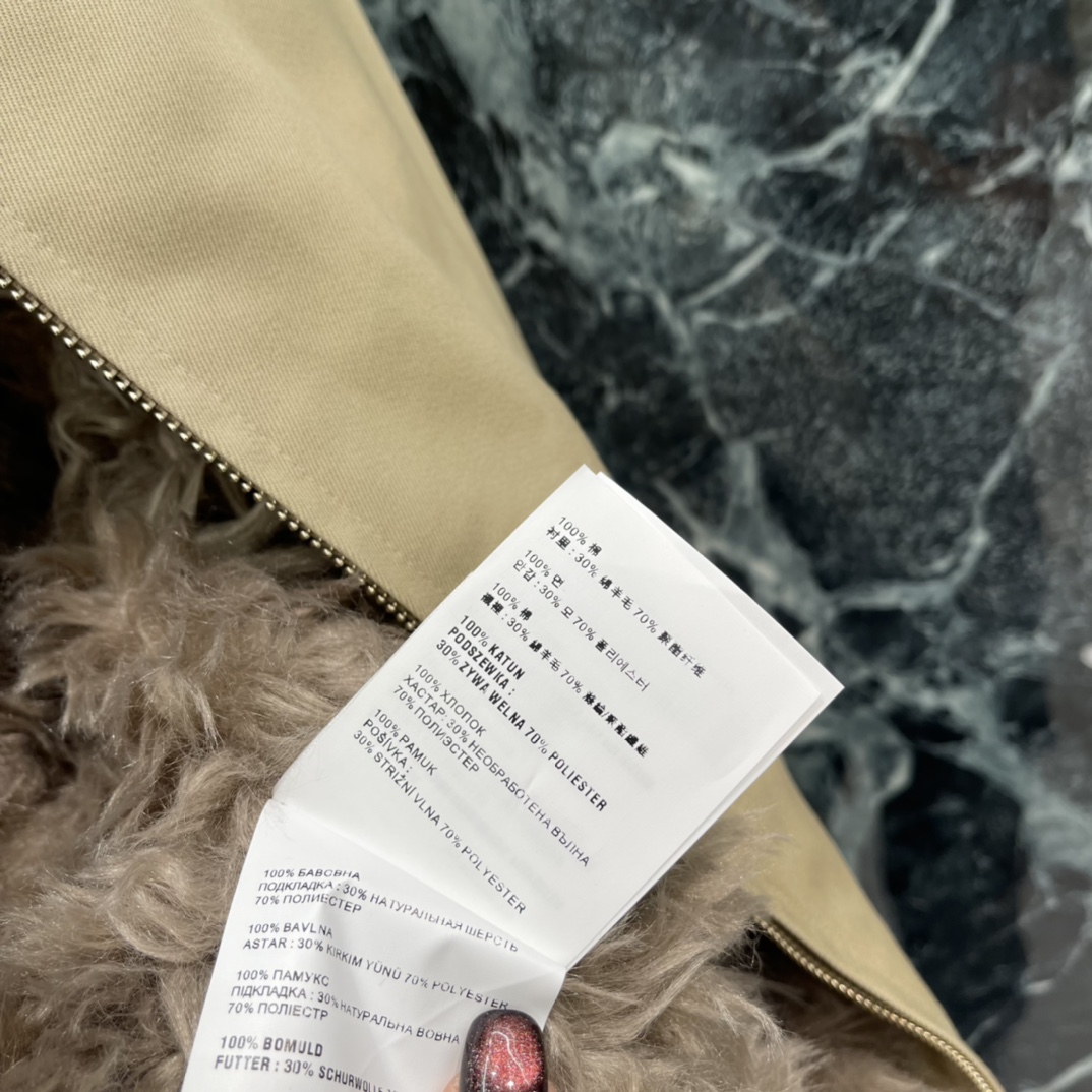 Miu 25秋冬新款 羊羔绒工装夹克 羊羔绒内衬，保暖又有型!立领拉链设计，胸前同色浮雕Logo低调有辨