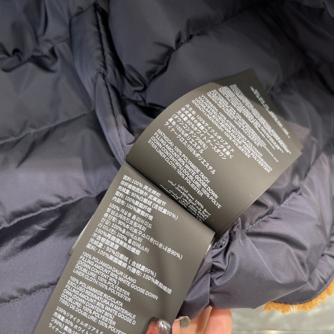 Miu 25秋冬新款 摇粒绒马甲 卡其色主调配深蓝细节 简约百搭 正面有两个拉链口袋 实用性满分 无论叠